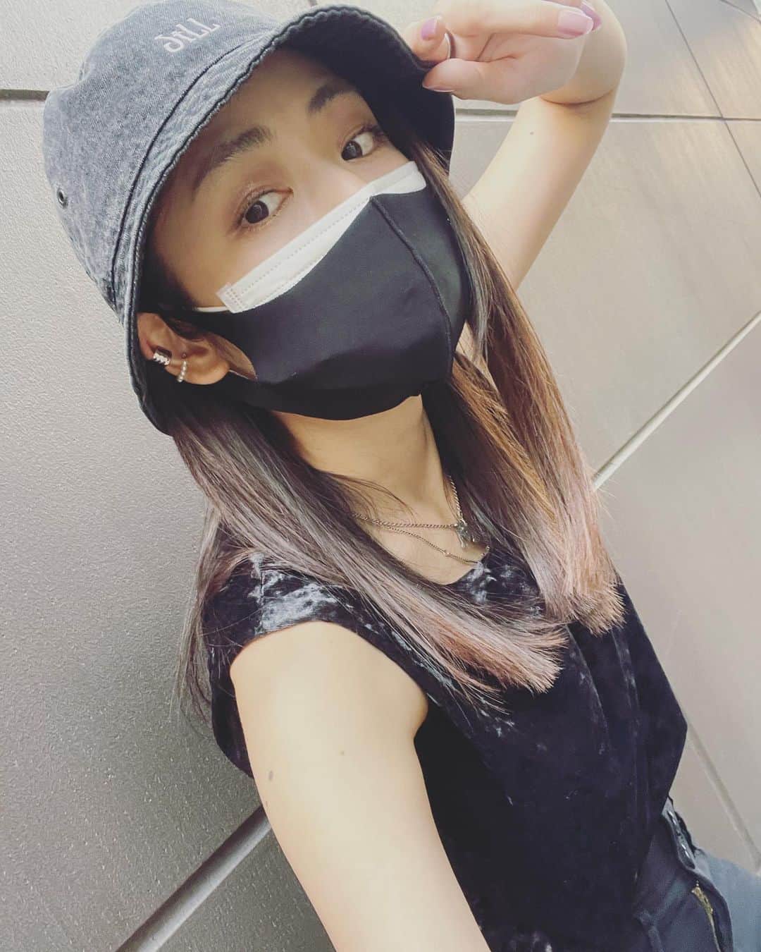 片山萌美のインスタグラム：「普通にマスク暑いのに 癖で黒をつけてしまう🙃 いつも以上に 熱中症とか気をつけなきゃね 🌞  #moemikatayama」