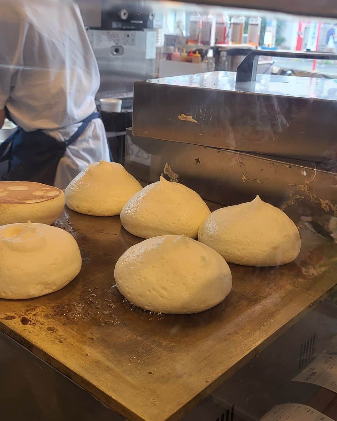 今堀恵理さんのインスタグラム写真 - (今堀恵理Instagram)「東大阪にCafe Robがオープンしました‼️  @caferob_osaka   台湾式ふわふわパンケーキのお店  数量限定　ピンクシャワーパンケーキ ブルーベリーチーズケーキパンケーキ ランチメニューのパンケーキ 食べましたよ❤  ふわふわ、ぷるんぷるん、なパンケーキでした  ドリンクも可愛いのがいっぱいあるよ～  そして一緒に行ったお友達みーんな 私とまさみちゃんと　@mi_cours のコラボバックを持ってました👜  #caferob #東大阪 #タピオカ  #パンケーキ」6月21日 17時47分 - eriimahori