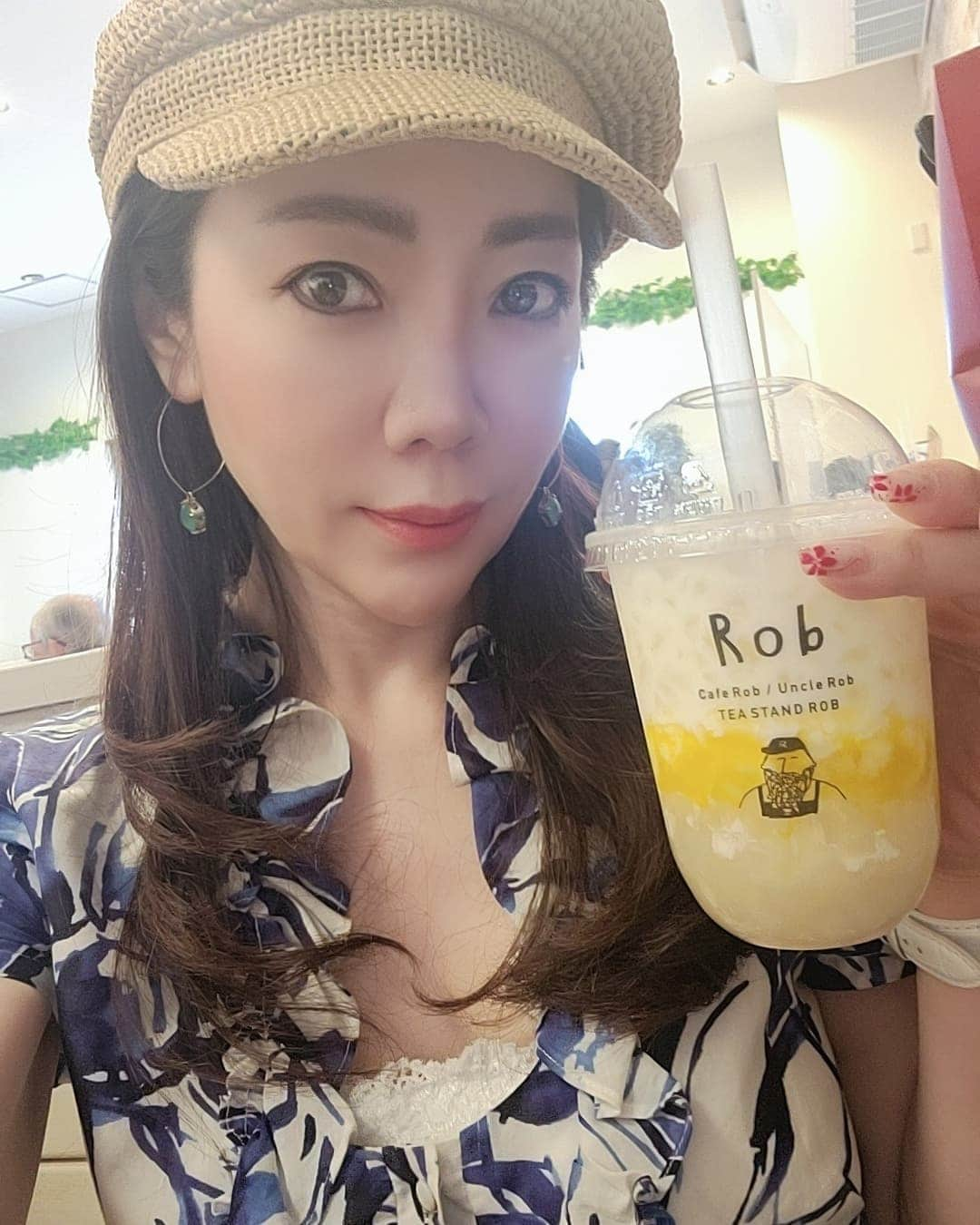 今堀恵理さんのインスタグラム写真 - (今堀恵理Instagram)「東大阪にCafe Robがオープンしました‼️  @caferob_osaka   台湾式ふわふわパンケーキのお店  数量限定　ピンクシャワーパンケーキ ブルーベリーチーズケーキパンケーキ ランチメニューのパンケーキ 食べましたよ❤  ふわふわ、ぷるんぷるん、なパンケーキでした  ドリンクも可愛いのがいっぱいあるよ～  そして一緒に行ったお友達みーんな 私とまさみちゃんと　@mi_cours のコラボバックを持ってました👜  #caferob #東大阪 #タピオカ  #パンケーキ」6月21日 17時47分 - eriimahori