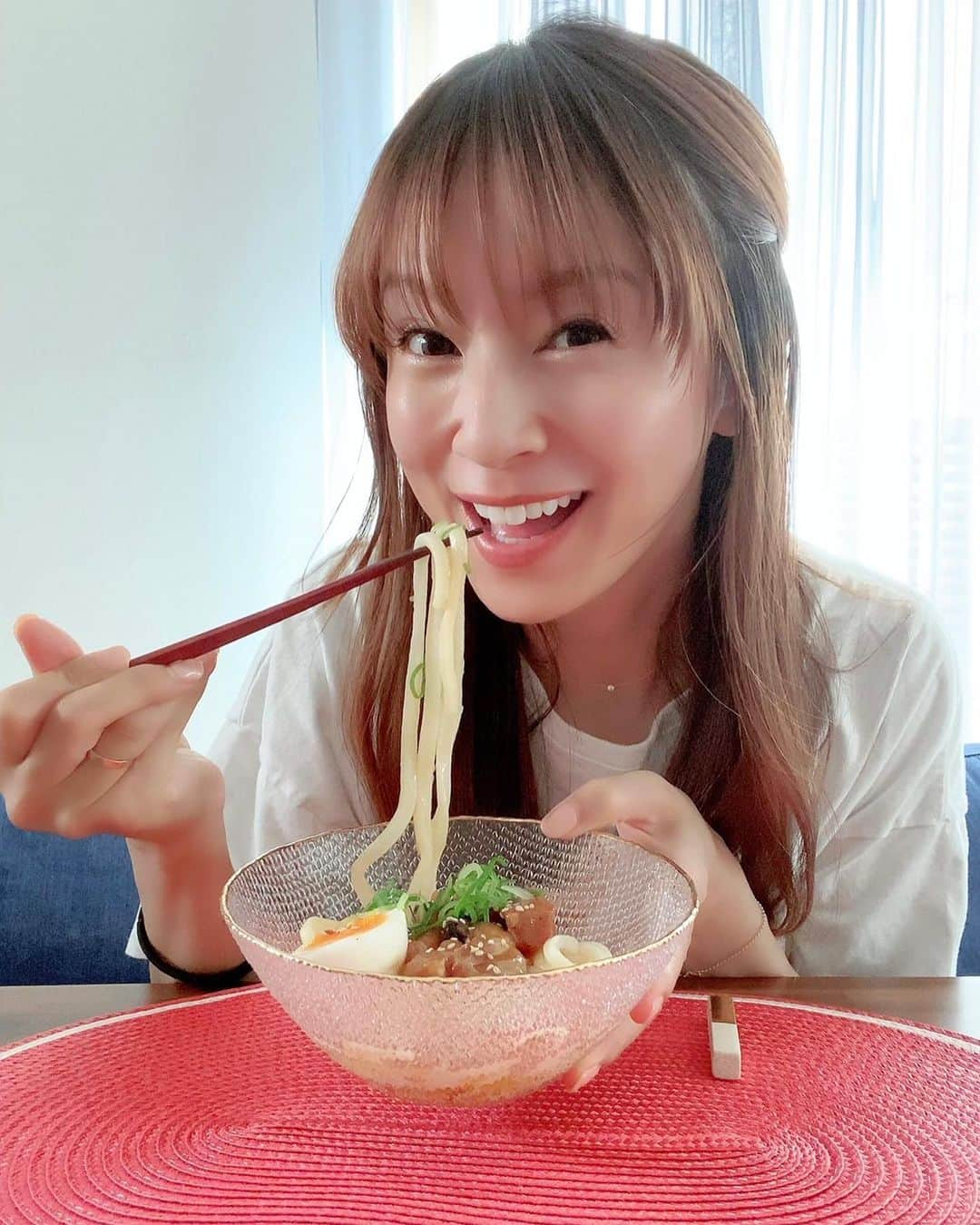 鈴木亜美さんのインスタグラム写真 - (鈴木亜美Instagram)「子育てで忙しい中でもパパッと手軽に美味しいプチッとうどん。  すだちおろしうどんは、 冷凍うどんをチンして熱々のうちにプチッとうどんとあげ玉を絡ませる。焼き鳥と半熟卵をトッピングして出来上がり❤️ サッパリとした風味が、こってり系の肉などに合う‼️ より食べやすく、食欲をそそります、ラストのシメなどにも丁度いい❤️  定番の釜玉うどんは、 冷凍うどんをチンした後氷水で洗い水を切る。 納豆と揚げ玉、卵黄、岩海苔をトッピングして食べる直前にプチッとうどんを回しかけて出来上がり❤️ 子供も大好きな味❗️おやつ代わりにも納豆など健康的にお腹いっぱいになりママも助かります❤️ あっ、ママには気軽にランチってとこです😊  好きな具材を合わせて飽きることなく、楽し美味しいプチッと1人時間❤️  @ebarafoods #プチッとうどん #エバラ食品 #エバラおいしいレシピ #PR」6月21日 17時58分 - amiamisuzuki