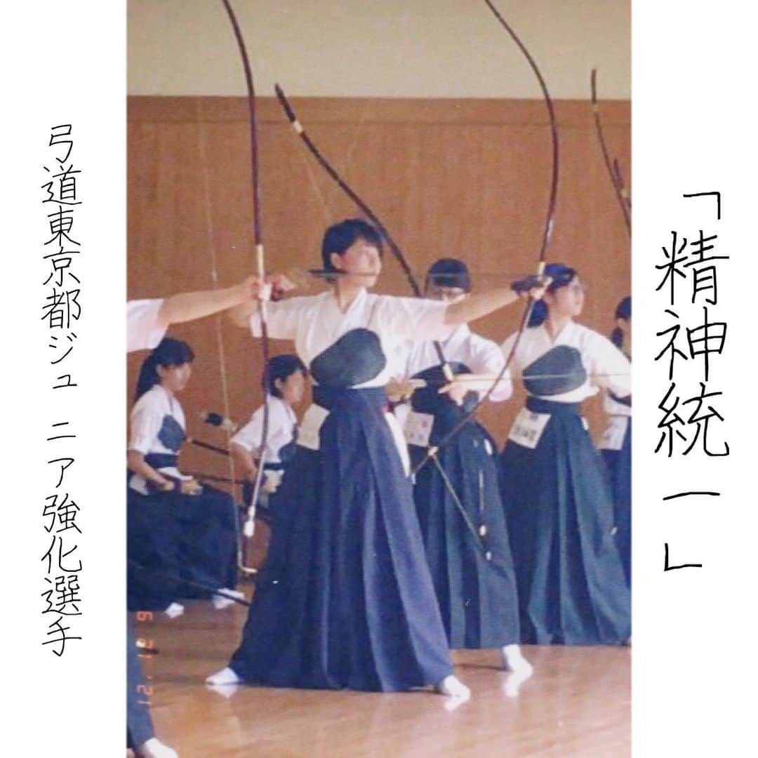 フジテレビジョン 人事部さんのインスタグラム写真 - (フジテレビジョン 人事部Instagram)「【情報制作局　上田純花】2021年入社   はじめまして！  この度、情報制作センターに配属となりました上田純花と申します！  現在は、朝の情報番組『めざまし8』を担当しており、ADとして日々、様々なニュースを追いかけています。  そんな私は、人生のほとんどを「女性アイドルを応援すること」に捧げてきました。  今でも隙あらば推し活に勤しんでいます。(※”隙があれば”です。仕事が一番です)   アイドルと並行して好きなものがもう一つ。  幼い頃から経験してきたマイナースポーツです。  「マイナースポーツの魅力を、もっと多くの人に届けたい」と思い、 テレビ局の中でもスポーツを多角的に切り取り、放送しているフジテレビに入社したいと思いました。   しかし、就活の時期が近づいてきても、自分が社会人として働いてる姿、  テレビ局で働いてる姿がぼんやりとしか想像できず、  本当に自分の選択は正しいのだろうか？と思い悩みました。   そこで、実際に、フジテレビのグッズショップでアルバイトをしたり、 ドラマや映画のエキストラに参加したり…と少しでもテレビ局で働く人の姿を近くで見て、イメージを具体的なものにしようと動きました。  そして、面接時には、”とにかく楽しむ”ことをモットーに、 こんなに自分の話を頷いて聞いてくれるなんて滅多にない機会だ！と思い、 自分の想いをガンガン伝えていました。   目標から逆算して行動することは大変なことばかりですが、 どんな時も”自分らしさ”を忘れずに、頑張ってください！   次は、バラエティに配属された 同期イチの“尖りん坊”にバトンを渡します！  #フジテレビ就活応援メッセージ  #一緒に就活乗り越えようプロジェクト」6月21日 18時22分 - fujitv_jinji