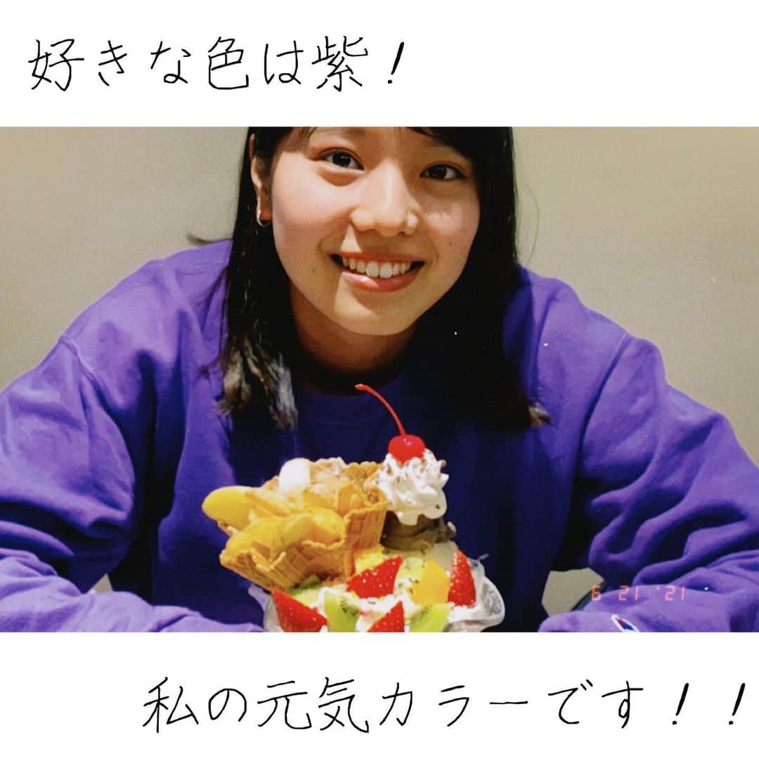 フジテレビジョン 人事部さんのインスタグラム写真 - (フジテレビジョン 人事部Instagram)「【情報制作局　上田純花】2021年入社   はじめまして！  この度、情報制作センターに配属となりました上田純花と申します！  現在は、朝の情報番組『めざまし8』を担当しており、ADとして日々、様々なニュースを追いかけています。  そんな私は、人生のほとんどを「女性アイドルを応援すること」に捧げてきました。  今でも隙あらば推し活に勤しんでいます。(※”隙があれば”です。仕事が一番です)   アイドルと並行して好きなものがもう一つ。  幼い頃から経験してきたマイナースポーツです。  「マイナースポーツの魅力を、もっと多くの人に届けたい」と思い、 テレビ局の中でもスポーツを多角的に切り取り、放送しているフジテレビに入社したいと思いました。   しかし、就活の時期が近づいてきても、自分が社会人として働いてる姿、  テレビ局で働いてる姿がぼんやりとしか想像できず、  本当に自分の選択は正しいのだろうか？と思い悩みました。   そこで、実際に、フジテレビのグッズショップでアルバイトをしたり、 ドラマや映画のエキストラに参加したり…と少しでもテレビ局で働く人の姿を近くで見て、イメージを具体的なものにしようと動きました。  そして、面接時には、”とにかく楽しむ”ことをモットーに、 こんなに自分の話を頷いて聞いてくれるなんて滅多にない機会だ！と思い、 自分の想いをガンガン伝えていました。   目標から逆算して行動することは大変なことばかりですが、 どんな時も”自分らしさ”を忘れずに、頑張ってください！   次は、バラエティに配属された 同期イチの“尖りん坊”にバトンを渡します！  #フジテレビ就活応援メッセージ  #一緒に就活乗り越えようプロジェクト」6月21日 18時22分 - fujitv_jinji