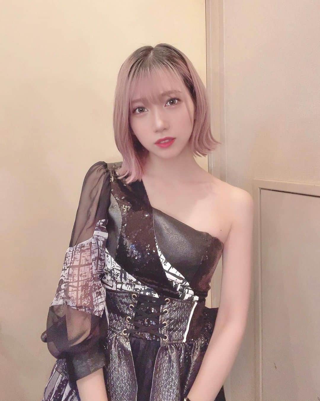 茂木忍のインスタグラム：「💄🖤」