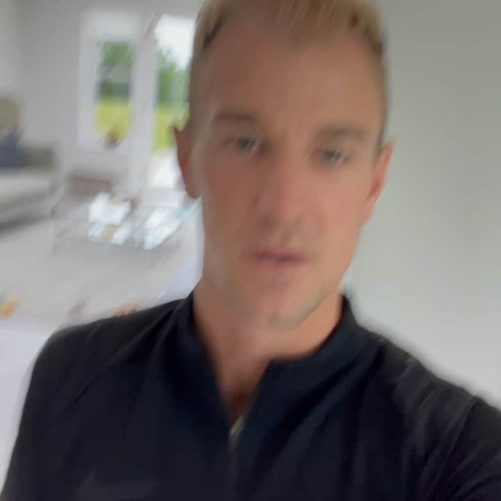 ジョー・ハートのインスタグラム：「This is a post for all those special ‘different’ goalkeepers out there 🙌 I get loads of messages from parents, young keepers , older keepers etc basically saying that they are thinking about giving up there role as a goalkeeper . Not for any other reason other  than the fact  that they don’t want to deal with responsibilities that the role brings . Well … as I say to all of them and will continue to say , no matter the level ,you only play in goal if you love it , if you have that wire in your head that says ‘ get in the way of the ball at all costs ‘. If you have that, then you are already special . ( mad, bonkers, lunatic are other words used fo describe it ) Embrace it, work on it and overall enjoy it . This particular message is for a young goalkeeper my dad has been made aware of and he asked me to reach out and I thought I would be good to share for all the others out there who might need some support and a reminder of why we play the beautiful game 😊❤️ 🧤」