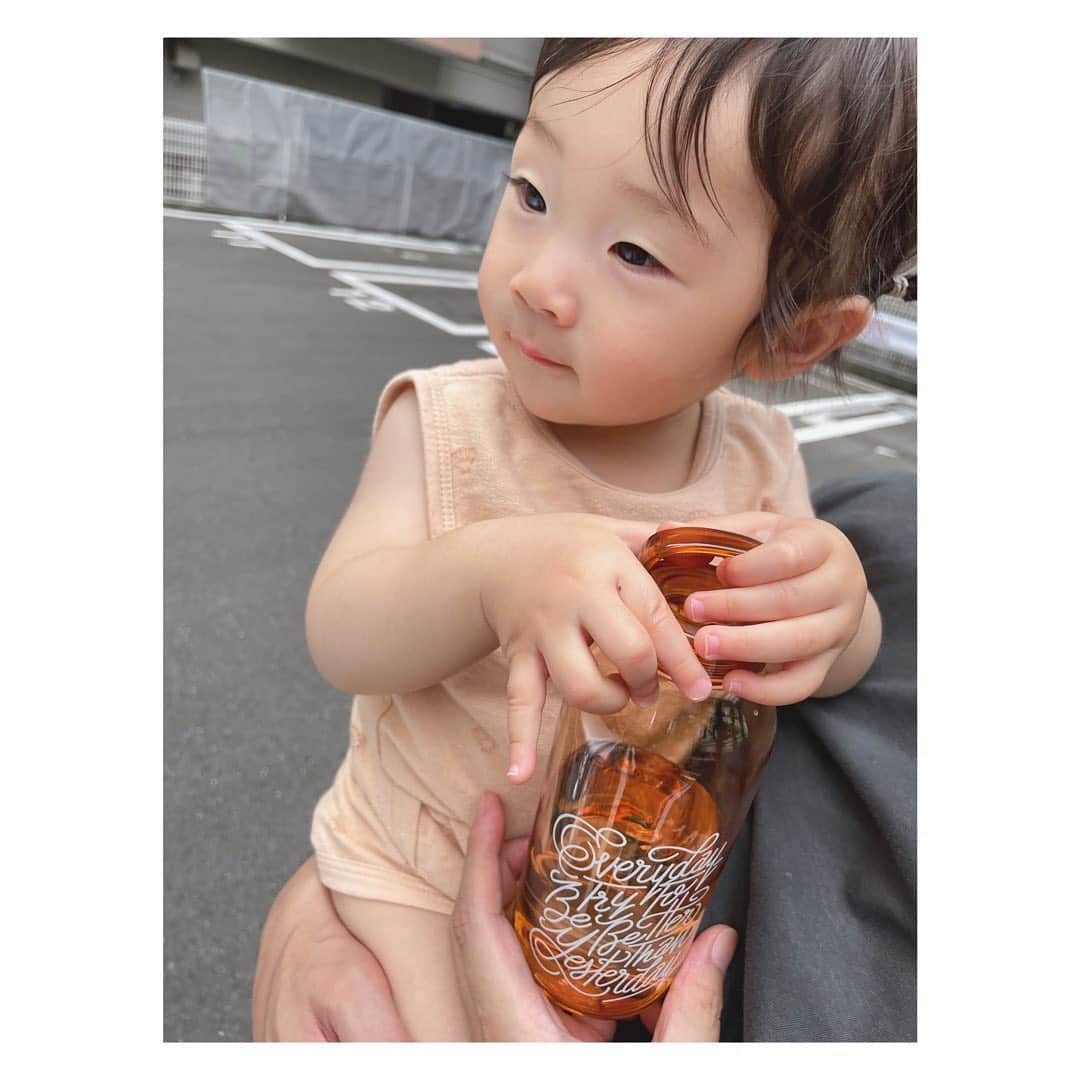 野尻美穂のインスタグラム：「着てた服と同じ色だからって言ったら、気に入ってずっと持ってくれてたよ☺️ @shogosekine0319 が作ったウォーターボトル🤍  ウォーターサーバーにしてから本当にこれが使える！ #ひなたん通信」