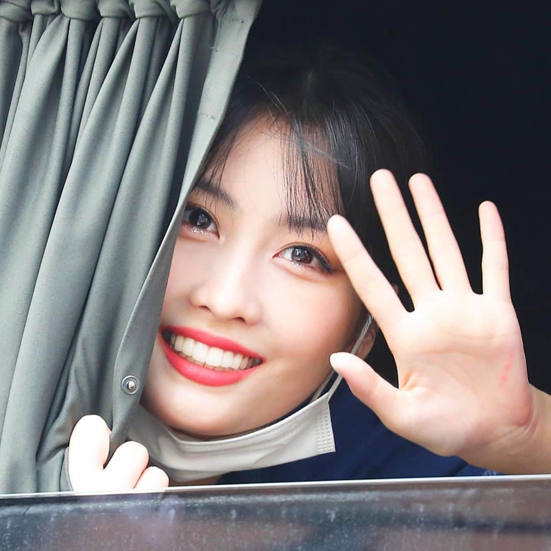 モモのインスタグラム：「♡ [Fantaken] 210620 - Leaving after Inkigayo   -  #MOMO #트와이스 #모모 #平井もも #もも #TWICE © heart empty」