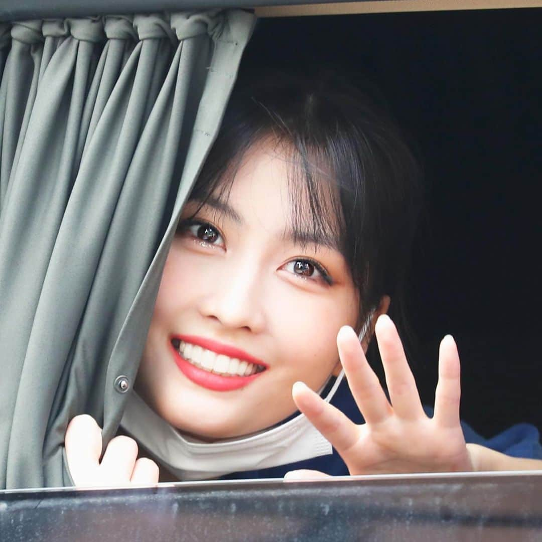 モモさんのインスタグラム写真 - (モモInstagram)「♡ [Fantaken] 210620 - Leaving after Inkigayo   -  #MOMO #트와이스 #모모 #平井もも #もも #TWICE © heart empty」6月21日 19時03分 - momojype