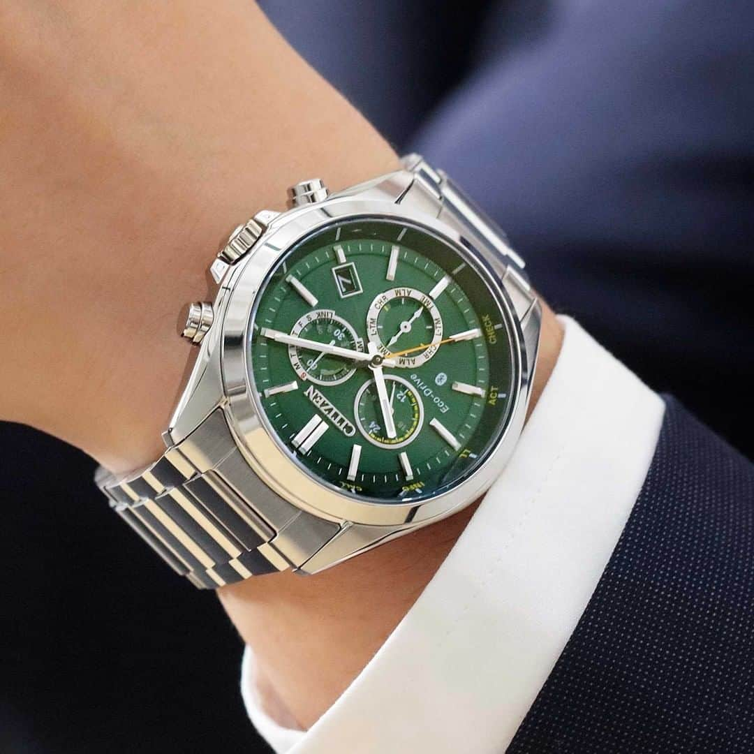 CITIZEN（シチズン時計）さんのインスタグラム写真 - (CITIZEN（シチズン時計）Instagram)「『CITIZEN CONNECTED Eco-Drive W770』に新モデル5本が登場⌚ ・ ビジネスシーンにもフィットする正統派アナログフェイスのスマートウオッチ！ ・ IoTプラットフォーム『Riiiver（リィイバー）』にも対応し、ますます便利になりました✨ ・ スマートフォンの通知を受け取ったり、『Riiiver』と連携して、時計のボタンを押すことでメールの定型文を送信したり、降水確率を針の動きで表示したり、ライフスタイルに合わせて機能を選べるスマートウオッチです。 ・ 既に発売しているモデルも7月1日公開予定の公式アプリ「CITIZEN Eco-Drive W770」を使用することで、『Riiiver』が利用可能となります😊 ・ 現在、予約受付中です！7月1日発売日となります。 ・ 【Riiiverとは？】 様々なデバイスを起点にヒト・モノ・コトを繋げるシチズンのIoTプラットフォームサービスです。 ・ BZ1050-56W 70,400 円税込(税抜価格 64,000 円) BZ1050-56L 70,400 円税込(税抜価格 64,000 円)  BZ1055-52E 74,800 円税込(税抜価格 68,000 円)  BZ1054-04E 63,800円税込(税抜価格58,000円)  BZ1056-09L 66,000円税込(税抜価格60,000円)  ・ #シチズン #マイシチズン #アテッサ #エコドライブ #時計 #腕時計 #腕時計くら部 #時計好きな人と繋がりたい #watch #watches #watchfan #japanwatch #citizenwatch  #citizenwatches #ecodrive #ニューノーマル #メンズファッション #メンズコーデ #メンズウオッチ #smartwatch  #スマートウォッチ  #iot  #riiiver  #スマートウォッチデビュー」6月21日 19時02分 - citizenwatchjp