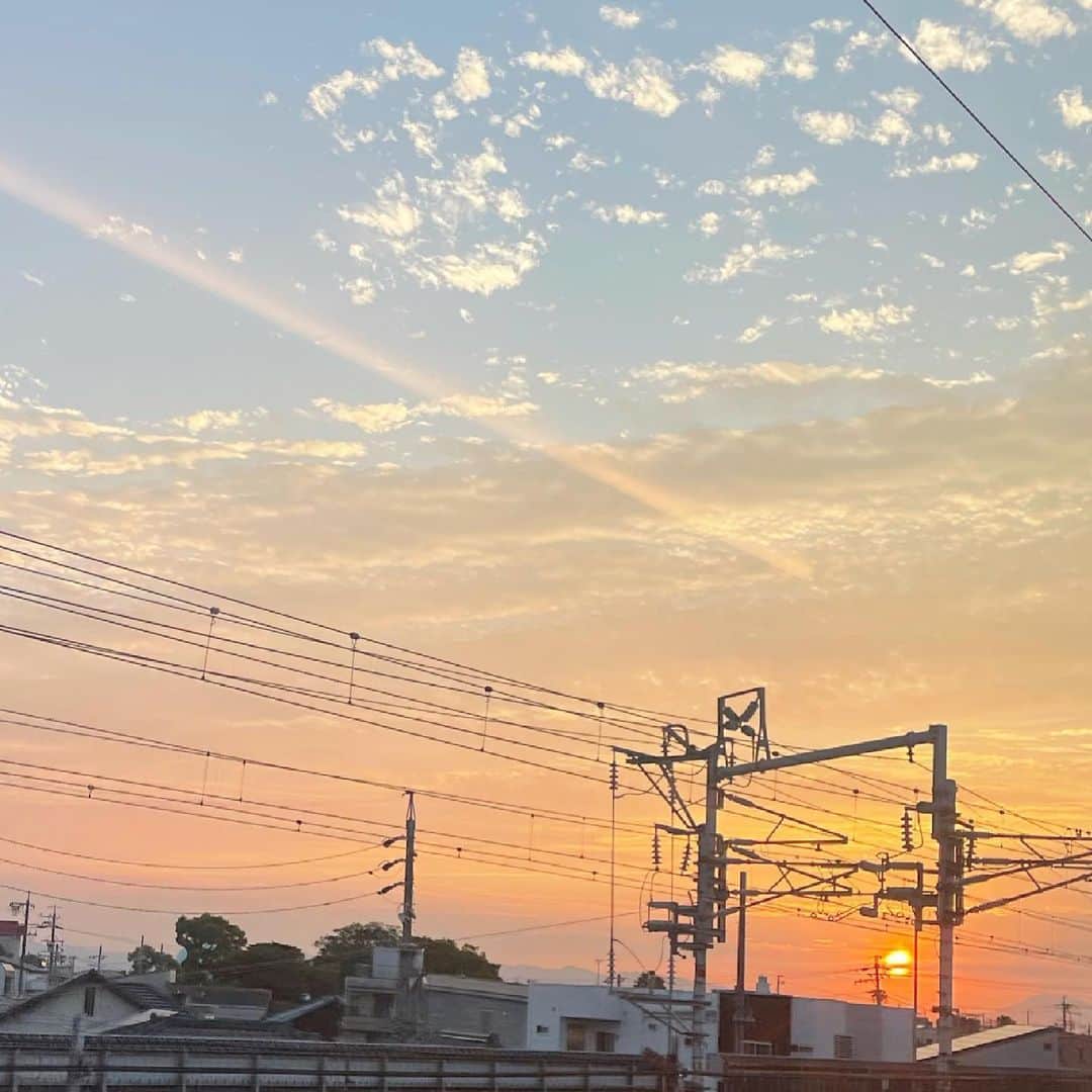 朝日奈央さんのインスタグラム写真 - (朝日奈央Instagram)「夏至⛅️ 今日が1年の中で1番お昼が長い日なんだって✨ 19:00過ぎてるのに明るい☺️」6月21日 19時19分 - pop_step_asahi