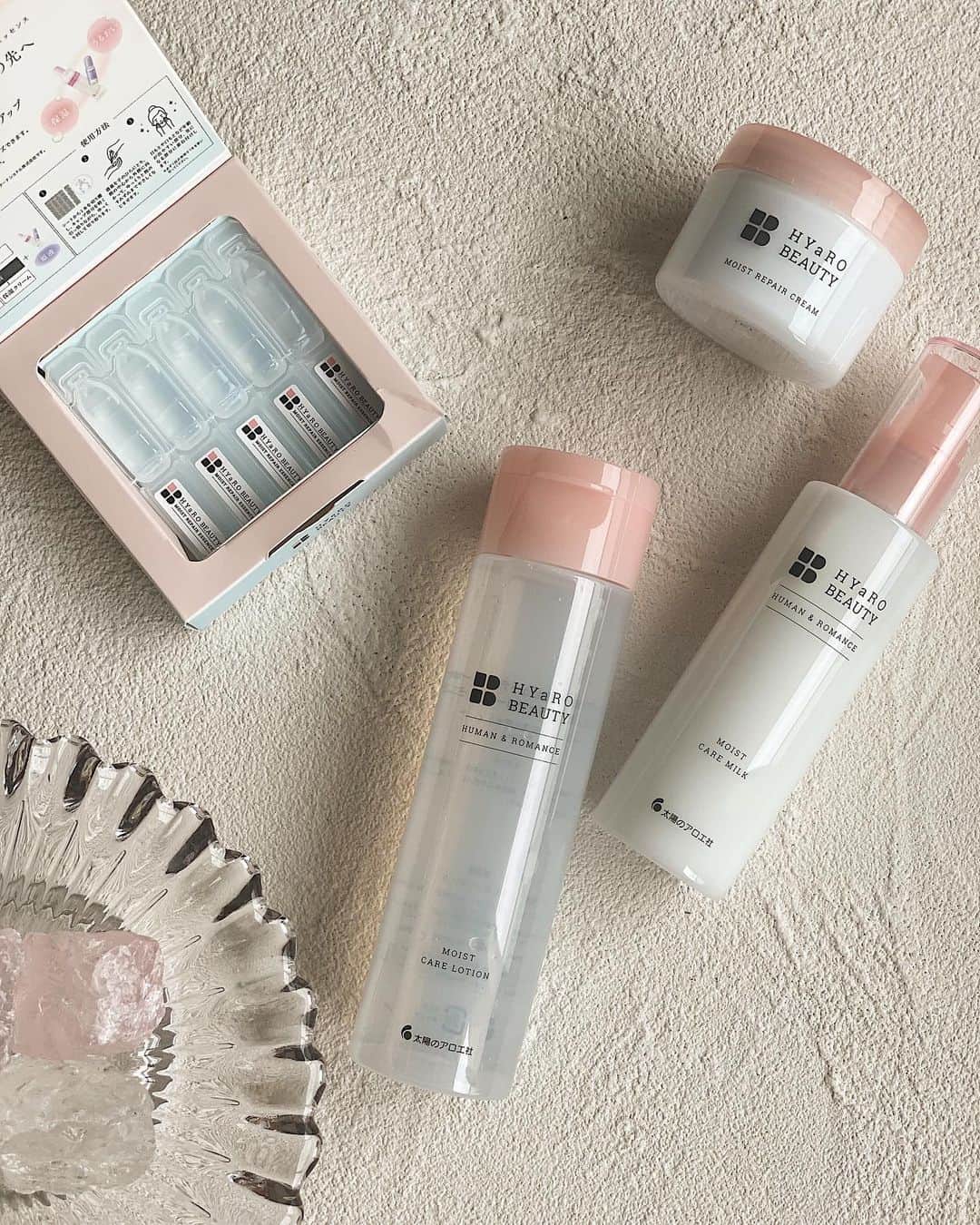 Yuuki mimuraさんのインスタグラム写真 - (Yuuki mimuraInstagram)「🧴💭  成和インターナショナル株式会社様より、 こちらの商品をお試しさせていただきました🧴 ピンクのパッケージがかわいいです🤍 ありがとうございます📦“  ☑︎ヒアロビューティーモイストケアローション スッとお肌に馴染んでひたひた水分肌に…🚰✨  ☑︎ヒアロビューティーモイストケアミルク トロッとした乳液で肌馴染みがいい。 ローションの後に追い水分😤🤍  ☑︎ヒアロビューティーモイストリペアクリーム 水分肌にしっかり蓋を🥣“ こっくりクリームでもちもちに✨  ☑︎ヒアロビューティーモイストリペアエッセンス 特別ケアにこちらを…✨✨  #ヒアロビューティー#pr #スキンケア #化粧水#乳液#ヒアルロン酸原液  #保湿クリーム#エッセンス#プチプラコスメ #スキンケア紹介#おすすめスキンケア #お気に入りスキンケア#スキンケアレビュー #美容好きな人と繋がりたい」6月21日 19時15分 - u0829u