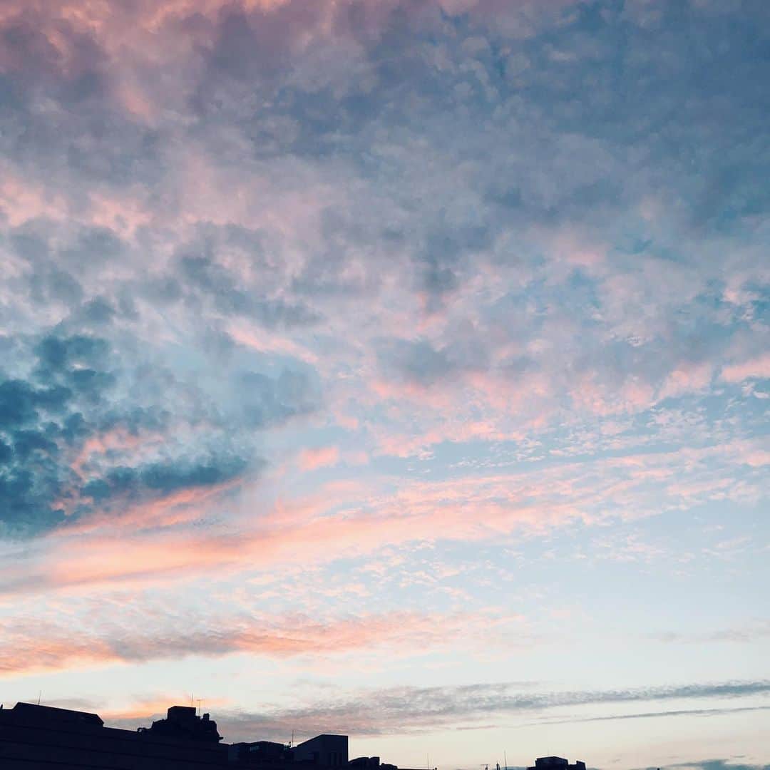 内田恭子さんのインスタグラム写真 - (内田恭子Instagram)「夏至の今日。夜ご飯の後、宿題をしていたボクが、「ママー、空が綺麗だよ！」と教えてくれました。しばしみんなで気持ちのよい風にあたりながら夕涼み。明日もいい日になりますように。  Beautiful sky. Hope tomorrow will be as peaceful as today!  #夏至 #ピンク色の空 #自然の美しさに感謝 #naturesbeauty #また明日 #内田恭子 #kyokouchida」6月21日 19時15分 - kyoko.uchida.official