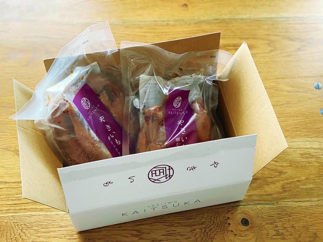 高山直子さんのインスタグラム写真 - (高山直子Instagram)「焼き芋🍠 個人的に2度お取り寄せしたことがある大好きな“焼き芋KAITSUKA”から華むらさきという、最高糖度40度になる紫いもが登場です🤤 @kuradashi.kaitsuka.official 甘さと食べやすさと蜜が相まって、とても美味しい。そのままでスイーツ感覚🍠！ 紫芋を焼き芋にするのってとても難しいらしく、これは知る人ぞ知る“希少ブランド”だそうですよ！紫の野菜や果物は栄養もたっぷり💜 かいつかの焼き芋は、冷凍で届くので好きな分だけ簡単に解凍して食べられて主食としてもデザートとしても嬉しい。 お子様のいるご家庭にも最高です。 （うちの子も焼き芋大好き！） わたしは冷蔵庫で冷やしたのをスプーンですくって食べるのが好き。 あとは少し温めてアイスを添えると至福です。 いまなら冷凍庫にまだあるのでお友達、、来るなら今やで😎笑！  #さつまいも#さつまいもスイーツ#かいつか #華むらさき#華小芋#焼き芋#ギフト #PR」6月21日 19時16分 - nao_70koro