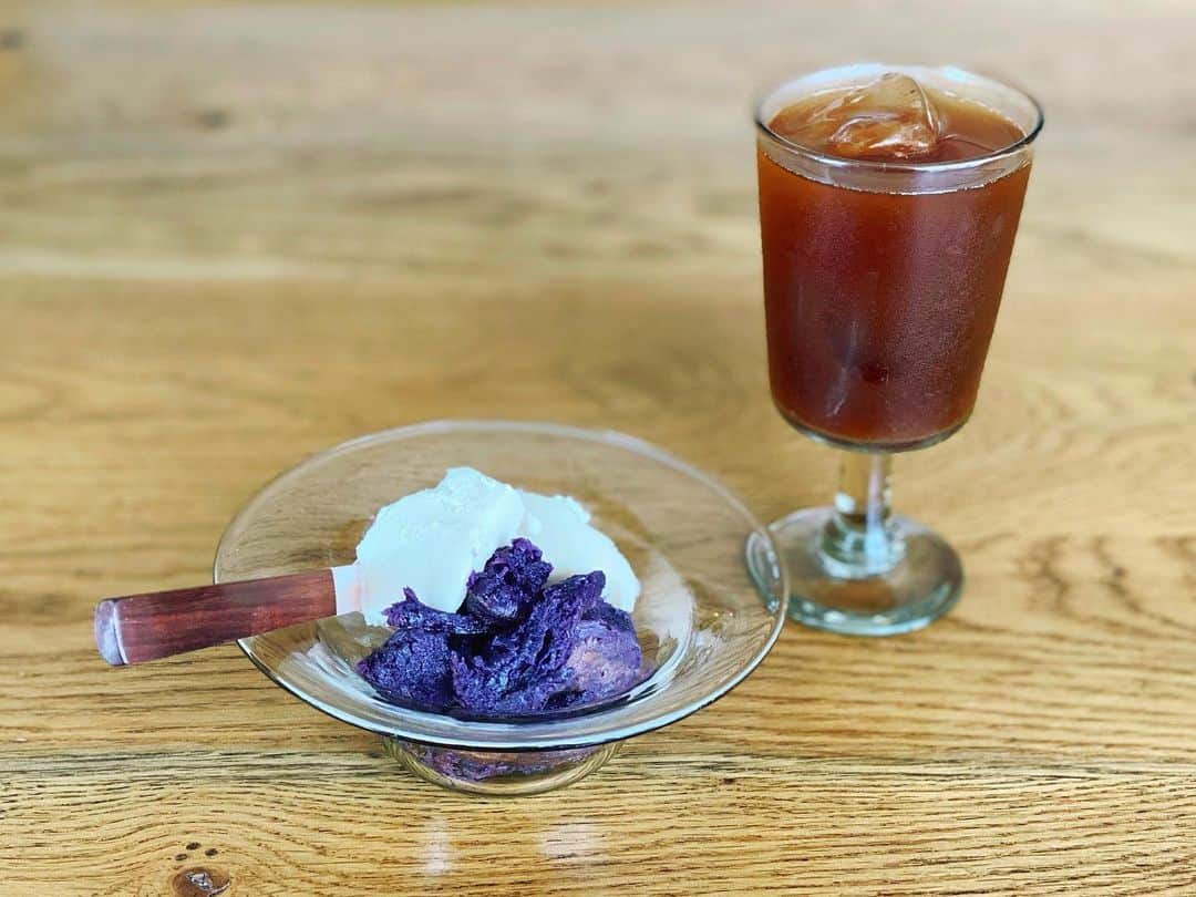 高山直子さんのインスタグラム写真 - (高山直子Instagram)「焼き芋🍠 個人的に2度お取り寄せしたことがある大好きな“焼き芋KAITSUKA”から華むらさきという、最高糖度40度になる紫いもが登場です🤤 @kuradashi.kaitsuka.official 甘さと食べやすさと蜜が相まって、とても美味しい。そのままでスイーツ感覚🍠！ 紫芋を焼き芋にするのってとても難しいらしく、これは知る人ぞ知る“希少ブランド”だそうですよ！紫の野菜や果物は栄養もたっぷり💜 かいつかの焼き芋は、冷凍で届くので好きな分だけ簡単に解凍して食べられて主食としてもデザートとしても嬉しい。 お子様のいるご家庭にも最高です。 （うちの子も焼き芋大好き！） わたしは冷蔵庫で冷やしたのをスプーンですくって食べるのが好き。 あとは少し温めてアイスを添えると至福です。 いまなら冷凍庫にまだあるのでお友達、、来るなら今やで😎笑！  #さつまいも#さつまいもスイーツ#かいつか #華むらさき#華小芋#焼き芋#ギフト #PR」6月21日 19時16分 - nao_70koro