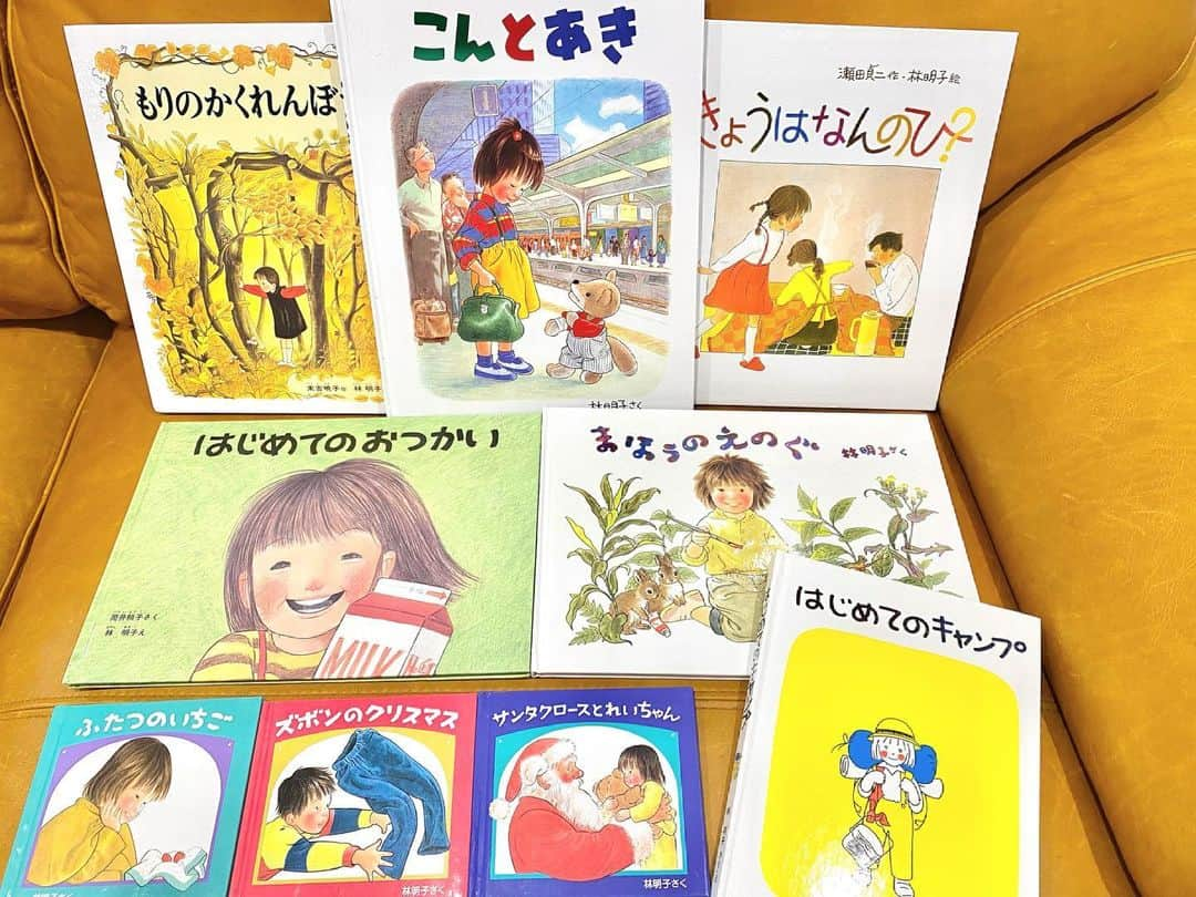 松尾依里佳さんのインスタグラム写真 - (松尾依里佳Instagram)「娘と私の大好きな絵本シリーズ、こちらは林明子さんの絵本です☺︎ 「こんとあき」は @miki_murai_ みきちゃんからいただいたもので0歳のときから何度読んだかわかりません‼︎ 「はじめてのキャンプ」は生まれる前から買っていた一冊で2歳になったとたん、どハマりした作品♡ 「はじめてのおつかい」のマネごっこで牛乳パックを持って遊んだり 「もりのかくれんぼう」は子どもの頃に私が夢中になったように娘も必死にかくれんぼうを探しては大喜びしています🍁 お写真撮り忘れましたが 「おふろだいすき」は娘と爆笑して読んでいますし🤣 「とんことり」もいつもドキドキして読んでいます‼︎  絵だけの作品も、全てを手掛けられたものも、どちらもありますが あまりに生き生きとした登場人物たちの様子を見ていると、ファンタジーの世界に知らず知らずのうちに吸い込まれていて、読後とても幸せな気持ちになります🥰  親子二代に渡ってお世話になります💓  #まつおさんちの絵本 #まつおさんちの子育て  #林明子 さん  #こんとあき #はじめてのおつかい #まほうのえのぐ #ふたつのいちご #ズボンのクリスマス #サンタクロースとれいちゃん #はじてのキャンプ #おふろだいすき #とんことり #もりのかくれんぼう #きょうはなんのひ？ #子育て #読み聞かせ #育児 #育児日記 #絵本  #3歳 #幼稚園児 #幼稚園ママ #子育てママ #子育て日記 #子育てグラム」6月21日 19時21分 - erika.matsuo