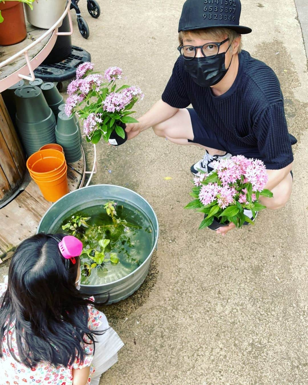 田村淳さんのインスタグラム写真 - (田村淳Instagram)「花 長女リヴィにお花屋さんに行きました。 淳:どっちのピンクが良い？ リヴィ:どっちも可愛い 淳:そうだね！どっちも買おう！ 甘いなぁと思いつつも、お花はかわいいし、２つあっても困らないし、家の中が明るくなるから両方買って良いよね！と自分に言い聞かせながら、お会計に行きましたw  #お花屋さん  #娘できるまであまり行ったことがない #4歳  #ライフスタイルなんて #あっというまに #変わるものですね #ラブパトリーナ #最近覚えました」6月21日 19時24分 - atsushilb