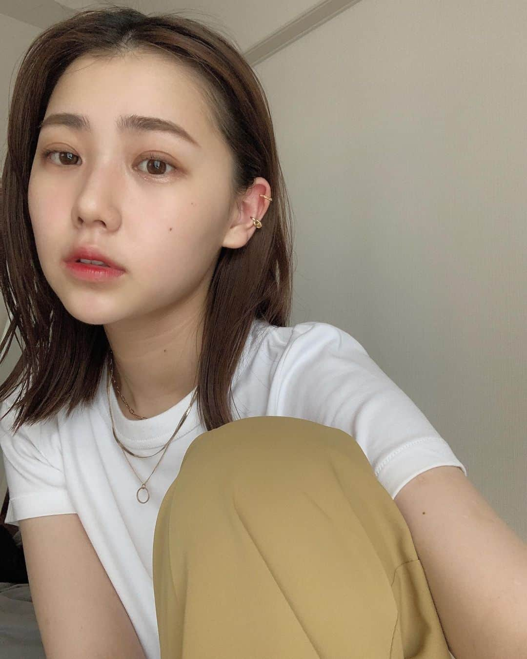 中桐菜々子のインスタグラム：「.  写真がないから自撮りが多くなっちゃう 半目なのはきっと眠たかったんだと思います  #自撮り #白t #白tコーデ #マスタードカラー #夏コーデ #過去pic #ゴールドアクセ」