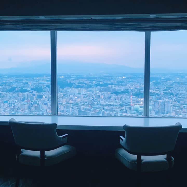 横浜ロイヤルパークホテルのインスタグラム：「本日は夏至。 1年でもっとも昼間が長い日となります。  ご滞在の客室から、毎分ごとに表情を変える空の様子をお楽しみください。  #横浜ロイヤルパークホテル  #yokohamaroyalparkhotel」