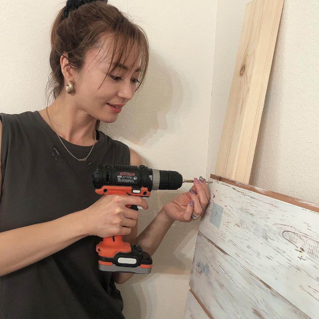 新山千春さんのインスタグラム写真 - (新山千春Instagram)「リビングの壁を 娘と2人でDIYしました。  これで敷金！気にせずに 大好きな絵とか 趣味のドライフラワーとか 手作りキャンドルも 気兼ねなく飾れます！！  一枚ずつ白く塗って 粗くエイジング加工するのも 楽しかったなぁ。  きっかけは 女優のとよた真帆さんの番組です。  #とよた真帆のDIY日和  エイジング加工した雰囲気で リビングの壁を作りたくて  その作り方を  真帆さんとDIYスペシャリストの 山田芳照さんから 教えていただいて、 わたしも一緒に 作らせていただきました！  早速、家でも 娘とやってみたよ。  収録の時みたいに 完璧には 出来なかったけど  これも あじだね！！  今週と来週、再来週も 出演させていただきます！  #DIYデビュー #DIY #とよた真帆　さん #吉田芳照　さん #手作り #壁 #壁作り  8枚目のわたしの足の傷は 思い出と共に😋  完成形は またお伝えしますね✨」6月21日 19時39分 - chiharuuu_0114