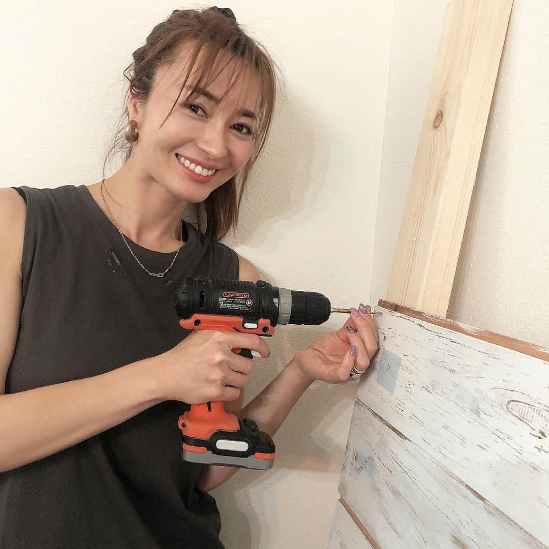 新山千春さんのインスタグラム写真 - (新山千春Instagram)「リビングの壁を 娘と2人でDIYしました。  これで敷金！気にせずに 大好きな絵とか 趣味のドライフラワーとか 手作りキャンドルも 気兼ねなく飾れます！！  一枚ずつ白く塗って 粗くエイジング加工するのも 楽しかったなぁ。  きっかけは 女優のとよた真帆さんの番組です。  #とよた真帆のDIY日和  エイジング加工した雰囲気で リビングの壁を作りたくて  その作り方を  真帆さんとDIYスペシャリストの 山田芳照さんから 教えていただいて、 わたしも一緒に 作らせていただきました！  早速、家でも 娘とやってみたよ。  収録の時みたいに 完璧には 出来なかったけど  これも あじだね！！  今週と来週、再来週も 出演させていただきます！  #DIYデビュー #DIY #とよた真帆　さん #吉田芳照　さん #手作り #壁 #壁作り  8枚目のわたしの足の傷は 思い出と共に😋  完成形は またお伝えしますね✨」6月21日 19時39分 - chiharuuu_0114