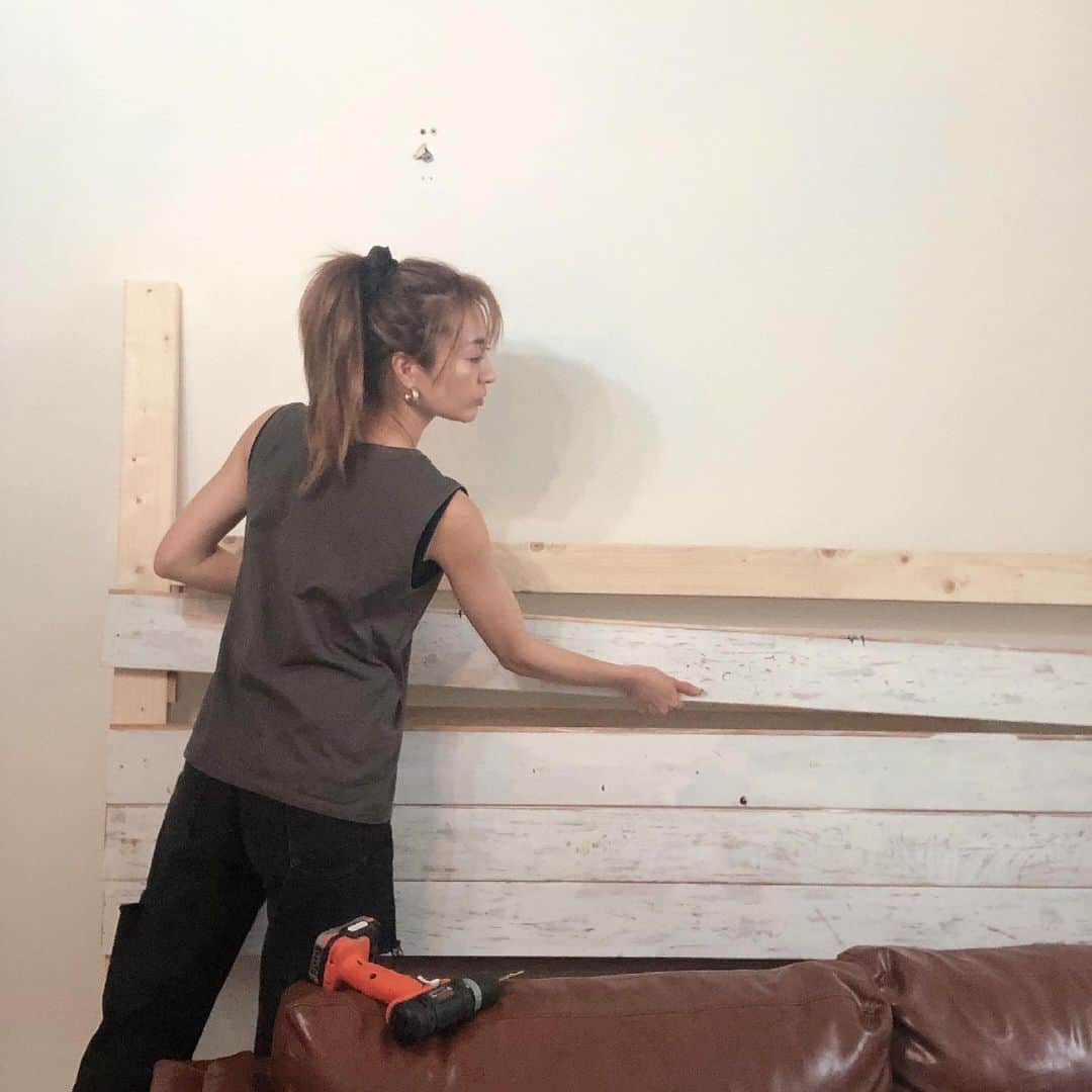 新山千春さんのインスタグラム写真 - (新山千春Instagram)「リビングの壁を 娘と2人でDIYしました。  これで敷金！気にせずに 大好きな絵とか 趣味のドライフラワーとか 手作りキャンドルも 気兼ねなく飾れます！！  一枚ずつ白く塗って 粗くエイジング加工するのも 楽しかったなぁ。  きっかけは 女優のとよた真帆さんの番組です。  #とよた真帆のDIY日和  エイジング加工した雰囲気で リビングの壁を作りたくて  その作り方を  真帆さんとDIYスペシャリストの 山田芳照さんから 教えていただいて、 わたしも一緒に 作らせていただきました！  早速、家でも 娘とやってみたよ。  収録の時みたいに 完璧には 出来なかったけど  これも あじだね！！  今週と来週、再来週も 出演させていただきます！  #DIYデビュー #DIY #とよた真帆　さん #吉田芳照　さん #手作り #壁 #壁作り  8枚目のわたしの足の傷は 思い出と共に😋  完成形は またお伝えしますね✨」6月21日 19時39分 - chiharuuu_0114
