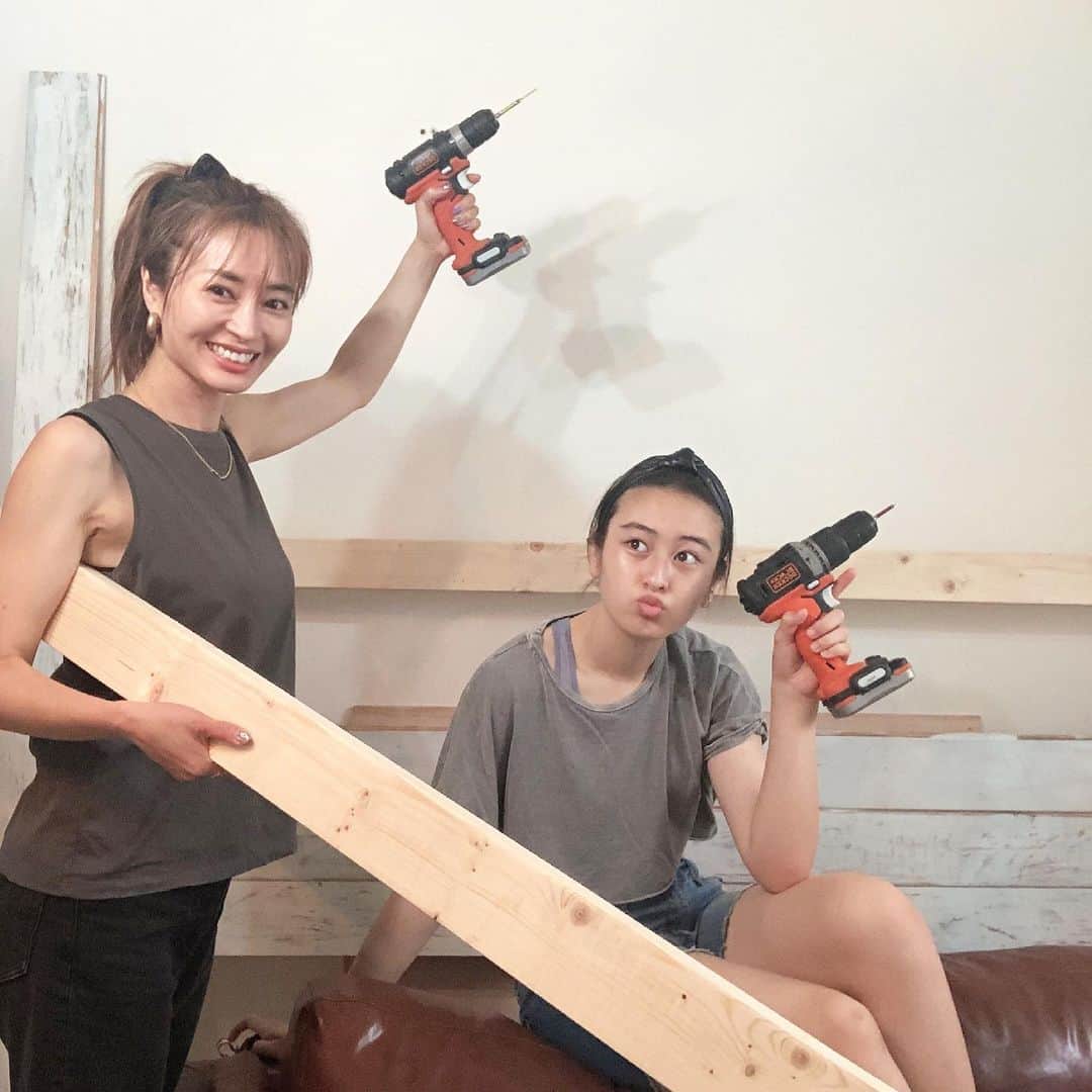 新山千春さんのインスタグラム写真 - (新山千春Instagram)「リビングの壁を 娘と2人でDIYしました。  これで敷金！気にせずに 大好きな絵とか 趣味のドライフラワーとか 手作りキャンドルも 気兼ねなく飾れます！！  一枚ずつ白く塗って 粗くエイジング加工するのも 楽しかったなぁ。  きっかけは 女優のとよた真帆さんの番組です。  #とよた真帆のDIY日和  エイジング加工した雰囲気で リビングの壁を作りたくて  その作り方を  真帆さんとDIYスペシャリストの 山田芳照さんから 教えていただいて、 わたしも一緒に 作らせていただきました！  早速、家でも 娘とやってみたよ。  収録の時みたいに 完璧には 出来なかったけど  これも あじだね！！  今週と来週、再来週も 出演させていただきます！  #DIYデビュー #DIY #とよた真帆　さん #吉田芳照　さん #手作り #壁 #壁作り  8枚目のわたしの足の傷は 思い出と共に😋  完成形は またお伝えしますね✨」6月21日 19時39分 - chiharuuu_0114