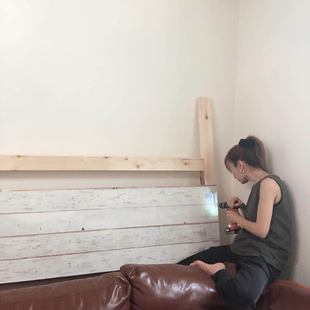 新山千春さんのインスタグラム写真 - (新山千春Instagram)「リビングの壁を 娘と2人でDIYしました。  これで敷金！気にせずに 大好きな絵とか 趣味のドライフラワーとか 手作りキャンドルも 気兼ねなく飾れます！！  一枚ずつ白く塗って 粗くエイジング加工するのも 楽しかったなぁ。  きっかけは 女優のとよた真帆さんの番組です。  #とよた真帆のDIY日和  エイジング加工した雰囲気で リビングの壁を作りたくて  その作り方を  真帆さんとDIYスペシャリストの 山田芳照さんから 教えていただいて、 わたしも一緒に 作らせていただきました！  早速、家でも 娘とやってみたよ。  収録の時みたいに 完璧には 出来なかったけど  これも あじだね！！  今週と来週、再来週も 出演させていただきます！  #DIYデビュー #DIY #とよた真帆　さん #吉田芳照　さん #手作り #壁 #壁作り  8枚目のわたしの足の傷は 思い出と共に😋  完成形は またお伝えしますね✨」6月21日 19時39分 - chiharuuu_0114