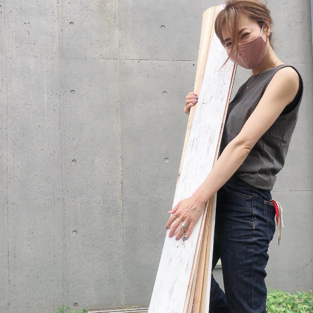新山千春さんのインスタグラム写真 - (新山千春Instagram)「リビングの壁を 娘と2人でDIYしました。  これで敷金！気にせずに 大好きな絵とか 趣味のドライフラワーとか 手作りキャンドルも 気兼ねなく飾れます！！  一枚ずつ白く塗って 粗くエイジング加工するのも 楽しかったなぁ。  きっかけは 女優のとよた真帆さんの番組です。  #とよた真帆のDIY日和  エイジング加工した雰囲気で リビングの壁を作りたくて  その作り方を  真帆さんとDIYスペシャリストの 山田芳照さんから 教えていただいて、 わたしも一緒に 作らせていただきました！  早速、家でも 娘とやってみたよ。  収録の時みたいに 完璧には 出来なかったけど  これも あじだね！！  今週と来週、再来週も 出演させていただきます！  #DIYデビュー #DIY #とよた真帆　さん #吉田芳照　さん #手作り #壁 #壁作り  8枚目のわたしの足の傷は 思い出と共に😋  完成形は またお伝えしますね✨」6月21日 19時39分 - chiharuuu_0114