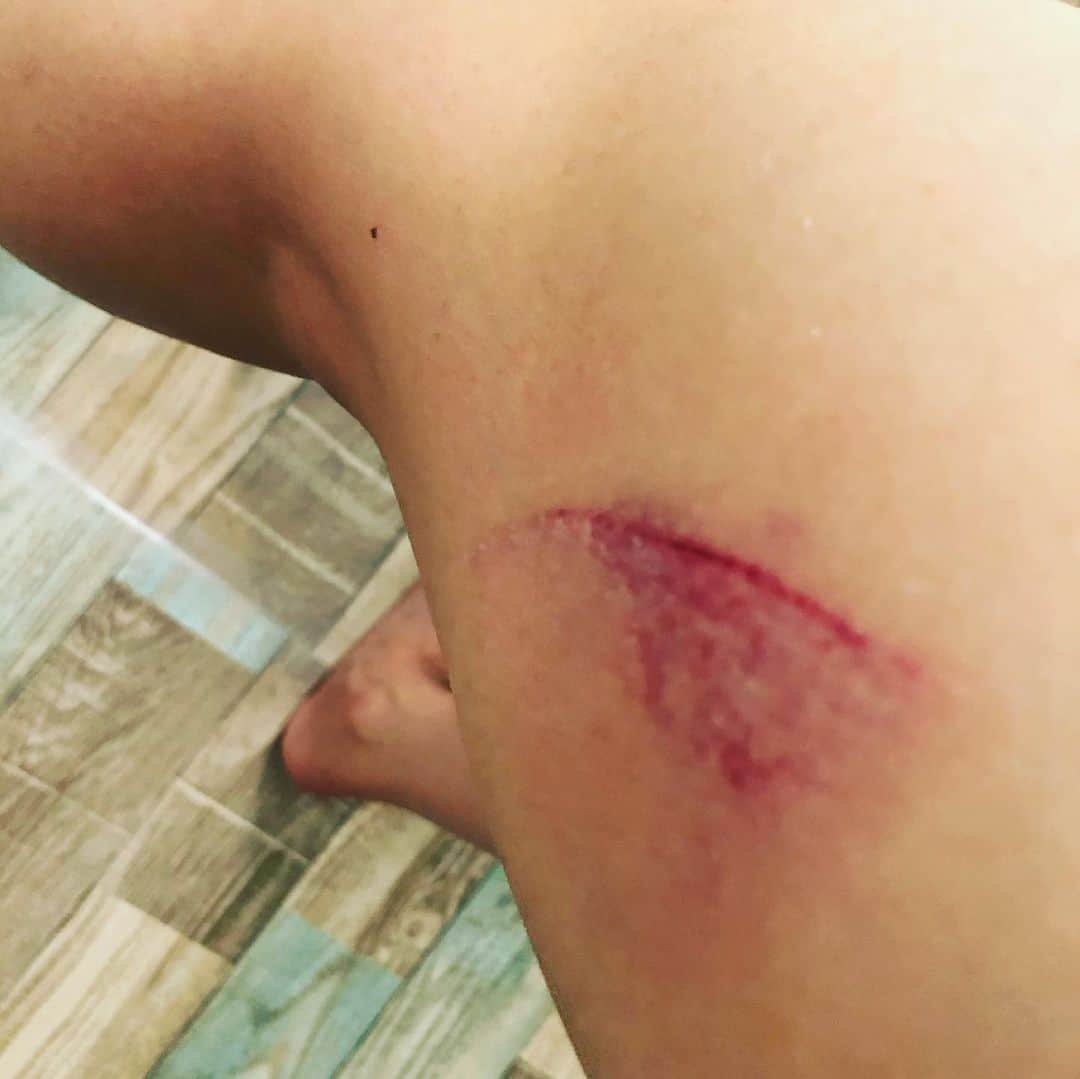 新山千春さんのインスタグラム写真 - (新山千春Instagram)「リビングの壁を 娘と2人でDIYしました。  これで敷金！気にせずに 大好きな絵とか 趣味のドライフラワーとか 手作りキャンドルも 気兼ねなく飾れます！！  一枚ずつ白く塗って 粗くエイジング加工するのも 楽しかったなぁ。  きっかけは 女優のとよた真帆さんの番組です。  #とよた真帆のDIY日和  エイジング加工した雰囲気で リビングの壁を作りたくて  その作り方を  真帆さんとDIYスペシャリストの 山田芳照さんから 教えていただいて、 わたしも一緒に 作らせていただきました！  早速、家でも 娘とやってみたよ。  収録の時みたいに 完璧には 出来なかったけど  これも あじだね！！  今週と来週、再来週も 出演させていただきます！  #DIYデビュー #DIY #とよた真帆　さん #吉田芳照　さん #手作り #壁 #壁作り  8枚目のわたしの足の傷は 思い出と共に😋  完成形は またお伝えしますね✨」6月21日 19時39分 - chiharuuu_0114