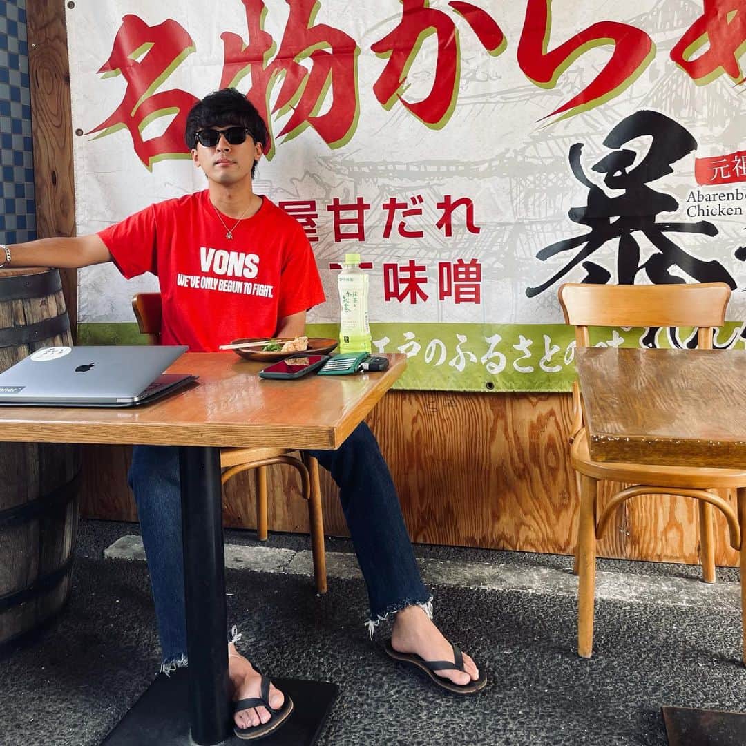 としみつのインスタグラム：「休みの日に全力でぼーっとする時間を作るのは、昔から自分の中で大切にしています。全力でぼーっとしているので元気がないとか、キレてると勘違いされがちです。  昼から暴チキに2時間滞在。笑」
