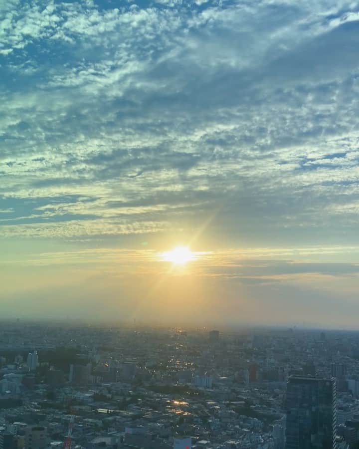 猪鼻ちひろのインスタグラム：「き。れ。い😵‍💫❤️‍🔥 #夏の空　になってきた 太陽に照らされたビルのキラキラまで美しいわ #夏至」