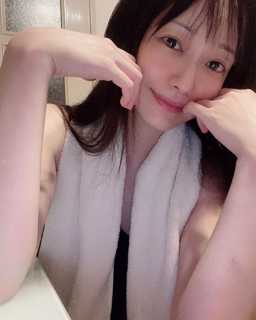 のインスタグラム：「🛁  お風呂上がり☺️💕  扇風機の前🚁  20時過ぎると  もう眠たん😴😴😴  夢でね〜💋⭐️🌌  #吉山りさ #美容 #すっぴん  #お風呂上がり #40代 #アラフォーママ   #フリーモデル #女子旅 #一人旅 #モデル #model #Japanese #バスタオル女子 #バスタオルモデル #温泉 #温泉ソムリエ #秘湯 #お風呂 #温泉モデル #温泉女子 #hotsprings #温泉旅館 #bañarse #写真 #写真撮影 #撮影モデル #photography #温泉旅行  #入浴剤 入れない日はない💕  🛀🏻🐰🐷🧜🏻‍♀️🦄🦧🛁」