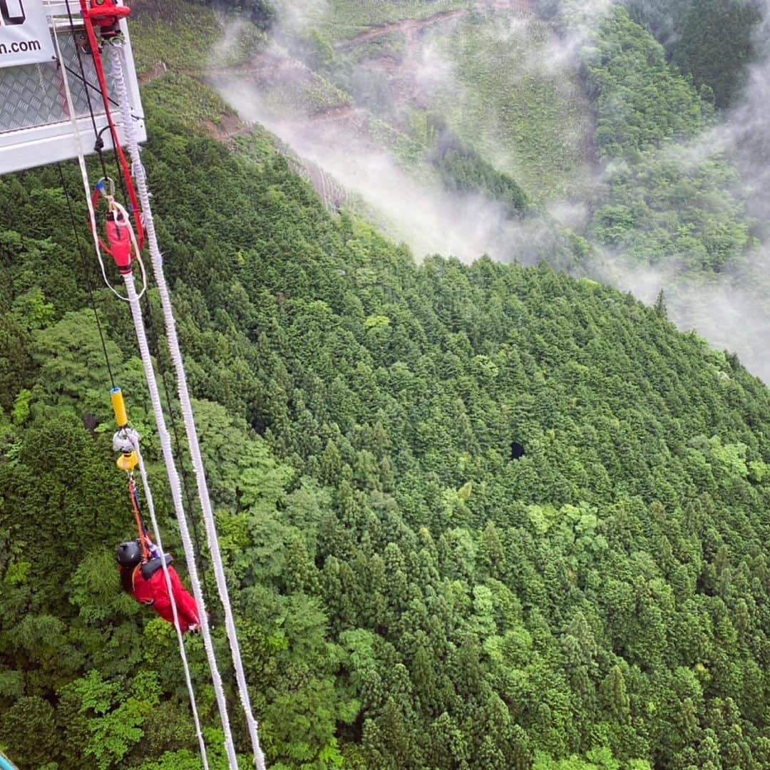 高山一実さんのインスタグラム写真 - (高山一実Instagram)「バンジー飛びました  後輩2人が飛んでる姿が本当にかっこよくて 「自分も飛びたい」 と思ったのだけど… いざスタート台に立つと情けない姿に囧 いやー味わった事ない恐怖でした  よだちゃん、さくらちゃんは シングルヒット祈願のために  私だけ自分勝手に飛んだので 2人の頑張りとは別物すぎて 番組で流してもらうのは申し訳なかった…  27歳で全ての恐怖を経験して 28歳には鉄人になってたい(-_-)」6月21日 20時01分 - takayama.kazumi.official