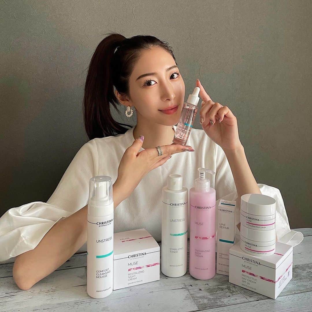 藤田麻里のインスタグラム：「ずっと狙ってた @christinajapan のスキンケア💆‍♀️  たくさんゲットしたよ💓  UNSTRESSシリーズ⇨ ・クレンジングムース ・トナー  MUSEシリーズ⇨ ・ボディクリーム ・デイクリーム ・ナイトクリーム  そして手に持ってるのは 大人気の テラスキン！✨✨  まだ使い始めて数日なのに お肌がつるん！ってしてきたの！  これから使い続けるのが本当に楽しみ💆‍♀️💓  #クリスティーナ#テラスキン」