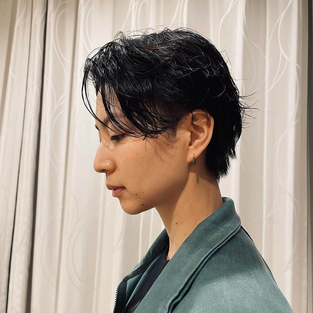 滝沢ななえさんのインスタグラム写真 - (滝沢ななえInstagram)「2ヶ月ぶりに髪の毛切りました✂️ のびのび・ぼさぼさ・ちりちりだったからね。笑  ひとまずパーマはお休みして またストレートに戻そっと。 だから今回はパーマ無しの(前のが残っている)カットのみ。  サイドは刈り上げてるけど後ろはそのまま。 オールバックでセットできるくらいに長さは残してもらいました。  カホさん(@kaho_anazawa)が担当で アイリちゃん(@airi_london)がアシスタント。  カップルさんで美容師やってて 2人で協力しながらやっているのが素敵です(^^) 若いのに偉いなぁと。  カホさんは昔サッカーやってて 今は仕事柄、動く機会が少ないから サッカーやりたいんです〜 なんて言ってたから今度誰でも参加できるサッカー大会開催しましょね。  私は足はむりで手ならいけるからキーパーやろっと。笑  #ジェンダーレス #セクシャルマイノリティ #セクマイ #lgbt」6月21日 20時06分 - nanaetakizawa