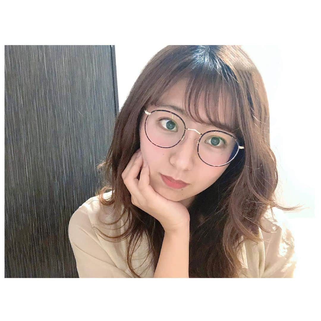 白戸ゆめのさんのインスタグラム写真 - (白戸ゆめのInstagram)「👓 . 1年越しにメガネを新調🥸 ずっと欲しかったMOSCOTを ついに手に入れました〜🛒✨ . ZEV(ゼヴ)49 Tortoise/Goldです🤎 @moscotnyc   大好きな川口春奈さん着用モデルで 他局ですが(笑)あす最終回を迎える #着飾る恋には理由があって でも 実際に川口さんがかけています🙈 . ちなみに毎シーズン 火10のドラマにはどっぷりハマっています🤣 良いドラマに局の垣根はない！笑 . メガネが大好きなので ダテも含めて割とたくさん持っていますが 細いフレーム・丸メガネは初挑戦です✌️ . 大きめにすることで抜け感が出ればなあと 購入時はサングラスの状態で買ったので 季節によって変えられるのも🙆‍♀️ . ベッコウ柄は肌馴染みも良いので フィットする感じがたまらんです👏 . #moscot #moscotzev #zev #メガネ #丸メガネ #モスコット #メガネ女子 #べっこう #ゴールド  #オフ #休日 #のんびり #パッケージ可愛い #岡山眼鏡店」6月21日 20時06分 - yumeno.s_