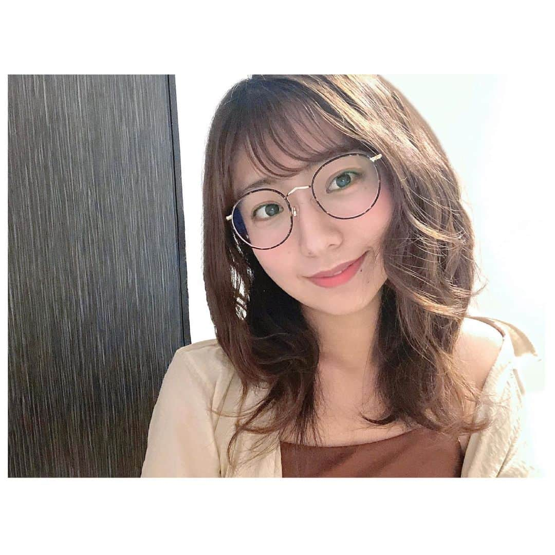 白戸ゆめのさんのインスタグラム写真 - (白戸ゆめのInstagram)「👓 . 1年越しにメガネを新調🥸 ずっと欲しかったMOSCOTを ついに手に入れました〜🛒✨ . ZEV(ゼヴ)49 Tortoise/Goldです🤎 @moscotnyc   大好きな川口春奈さん着用モデルで 他局ですが(笑)あす最終回を迎える #着飾る恋には理由があって でも 実際に川口さんがかけています🙈 . ちなみに毎シーズン 火10のドラマにはどっぷりハマっています🤣 良いドラマに局の垣根はない！笑 . メガネが大好きなので ダテも含めて割とたくさん持っていますが 細いフレーム・丸メガネは初挑戦です✌️ . 大きめにすることで抜け感が出ればなあと 購入時はサングラスの状態で買ったので 季節によって変えられるのも🙆‍♀️ . ベッコウ柄は肌馴染みも良いので フィットする感じがたまらんです👏 . #moscot #moscotzev #zev #メガネ #丸メガネ #モスコット #メガネ女子 #べっこう #ゴールド  #オフ #休日 #のんびり #パッケージ可愛い #岡山眼鏡店」6月21日 20時06分 - yumeno.s_