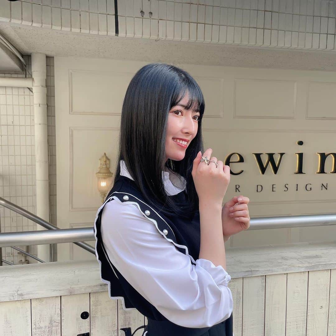 日下部美愛のインスタグラム：「清楚通りま〜す❕❕ 中野さんに今回もやってもらいました トゥルトゥルで最高だ〜〜ブルーブラックに染めてもらったよ☻ 中野さんいつもありがとうございます♡ 今日も中野さんのお話に笑いすぎて涙出ました、笑   #japan #model #me #hair #fashion #fashionblogger #makeup  #followme #instagood #camera #instadaily #dailylook #한국 #한국머리 #맞팔 #사진 #데일리 #黒髪 #ブルーブラック #髪質改善 #lewin #表参道」