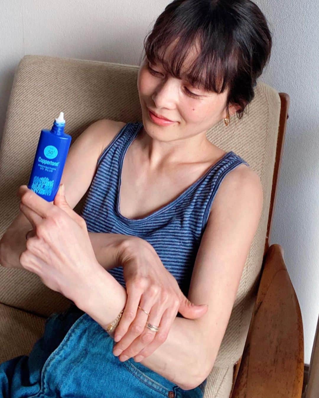 北澤 宏美さんのインスタグラム写真 - (北澤 宏美Instagram)「🏖 海に入る日の日焼け止めって 今まで深く考えたこともなかったんだけど みんなはどうやって選んでますか？　  よく日焼け止めに使われている「紫外線吸収剤」が 実は海の環境にダメージを与えてしまうらしい。。🥺  （環境・海の生き物へ対する配慮から、海外のリゾートビーチでは禁止されている日焼け止めもあるんだって！）  今回試してみたコパトーン The BLUEは 海の環境にもやさしく、肌のことも考えた日焼け止め  紫外線吸収剤不使用のノンケミカル処方なのに SPF50+ PA++++のウォータープルーフ！  白浮きしないさらさらなつけ心地で 石鹸やボディソープでも落とせるよ🧼  お恥ずかしながらわたしはウォータープルーフかどうか SPF50+、PA++++かどうか の基準でしか選んでなかったけど  綺麗な海を守るためにも 海へ行く予定ができたときは 環境のことも意識して日焼け止めを選んでいこうと思うよ☺️ ・ ・ 詳細等は公式アカウントからぜひチェックしてみてね！ → @taisho_beauty #コパトーン #日焼け止め #ノンケミカル　 #石鹸落ちUVケア #海フォト　 #コパトーン_PR」6月21日 20時08分 - romihy58