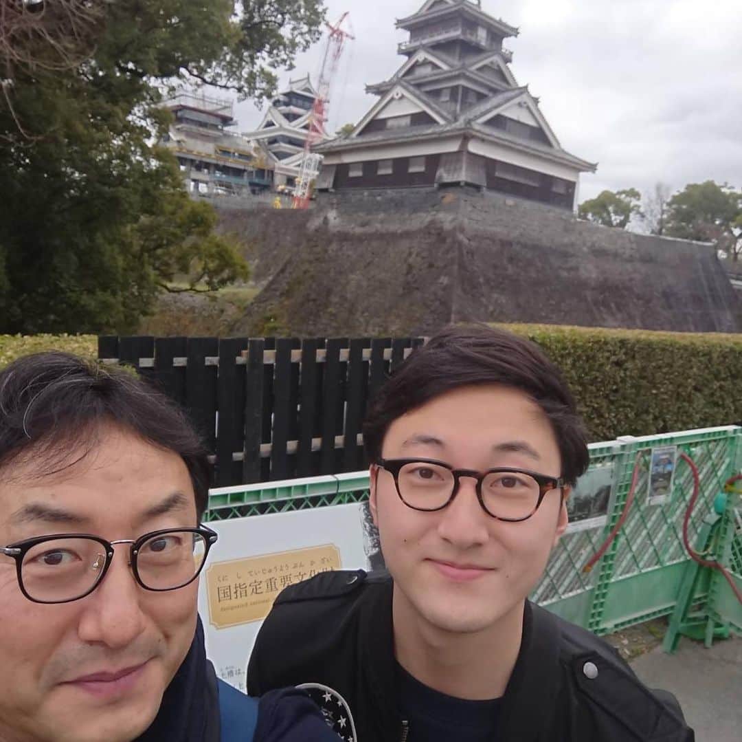 宮澤奎太のインスタグラム：「きのうは父の日だったので、父親との写真を！  …瓜二つとよく言われます。 小さい頃からとても優しい父です。  #1枚目は2年前に部屋探しで熊本来た時 #2枚目は大学の卒業式 #宮澤家 #幼い頃からそっくりでした #父の日 #kkt #アナウンサー #宮澤奎太」