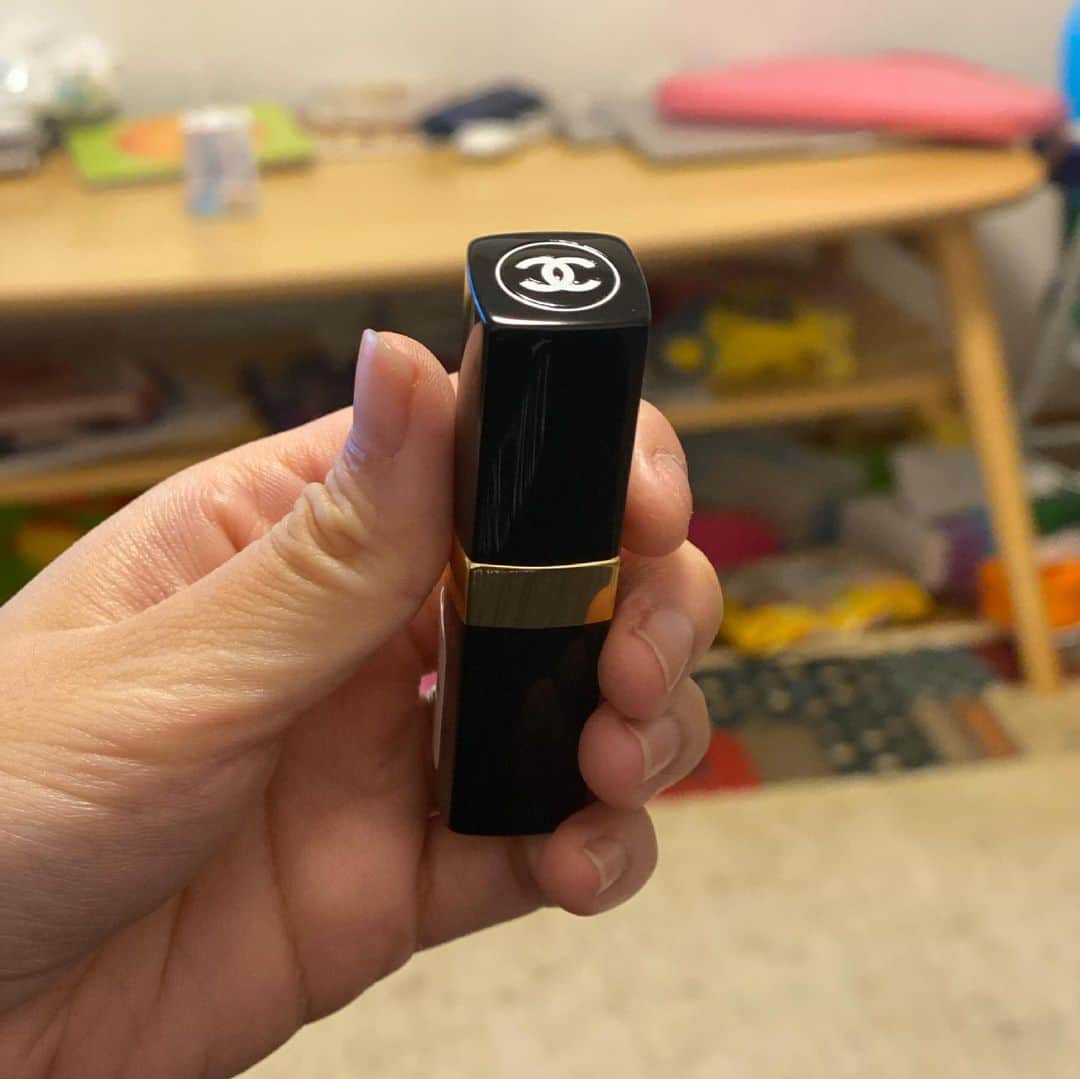 ヒラヤマンのインスタグラム：「シャネルのリップ！リップクリームはこれが一番いい。唇荒れやすいけん常備！」