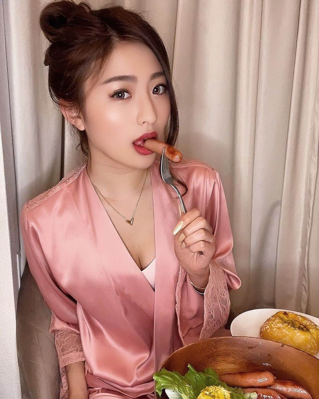 MIYABIのインスタグラム：「こんばんわ🌙  朝ごはんみたいな夜ご飯食べてました🍳  ソーセージは、粗挽きが1番すきっ🤭  うーーーーんまっ💋  #cyberjapan #サイバージャパン  #cjd_miyabi #ミヤビーム」