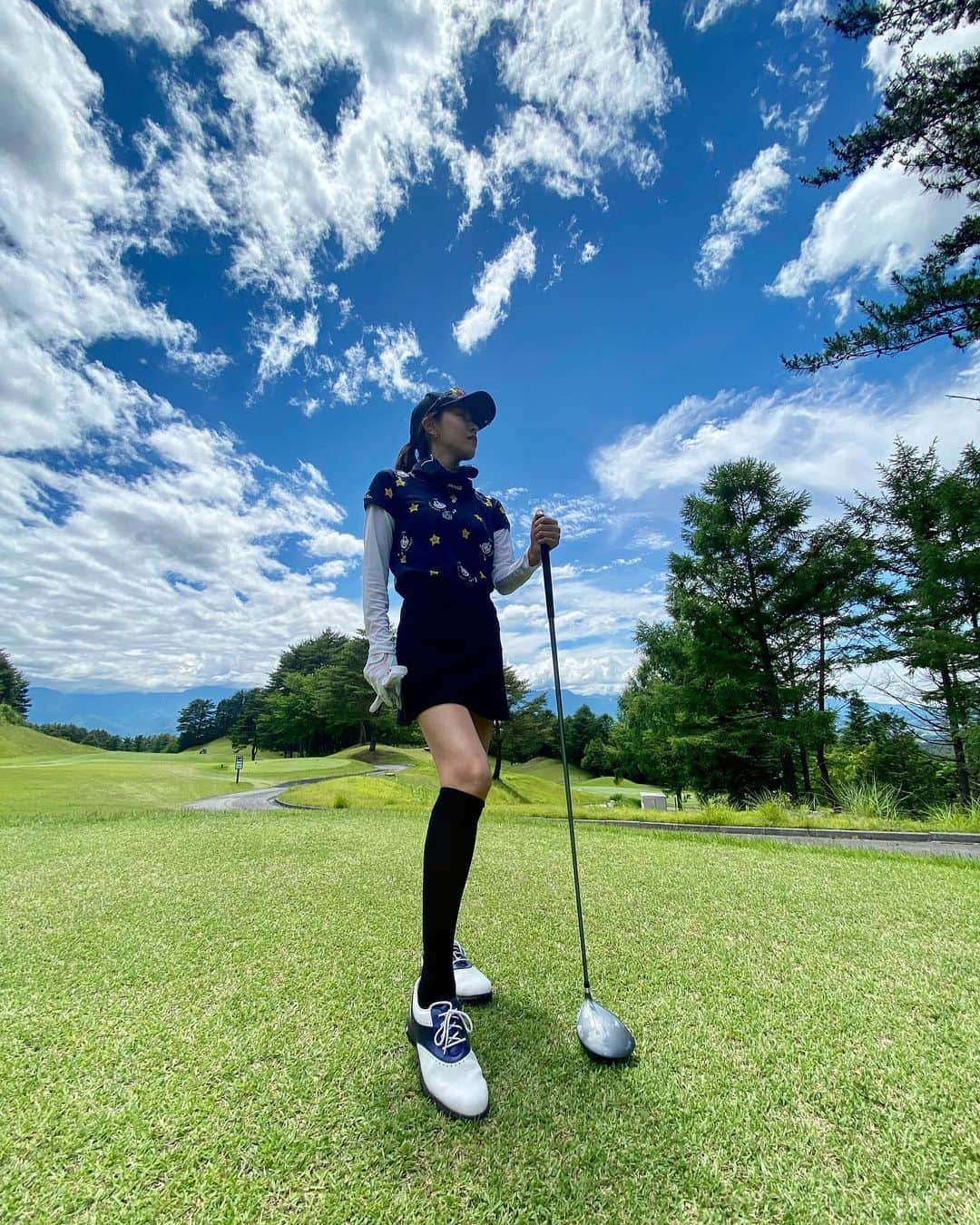 若尾綾香さんのインスタグラム写真 - (若尾綾香Instagram)「☆  𝓯𝓪𝓽𝓱𝓮𝓻'𝓼𝓭𝓪𝔂🏌️‍♂️✧  父の日は父とゴルフへ。 ゴルフは歳を重ねてもできて 親とも一緒に楽しめるスポーツだよね。 ゴルフできるようになって良かったなーと思う😊✨  父にラウンドレッスンしてもらって グリーン周りのアプローチ上達した気がする♡ トップスのウエアは母から借りたドラえもん。笑 wear @pearlygates_official   そして空が綺麗過ぎました。🕊  #fathersday#golf#golfwear #父の日#父の日ゴルフ#ゴルフ#ラウンド #ゴルフウエア#パーリーゲイツ」6月21日 20時35分 - ayaka_wakao