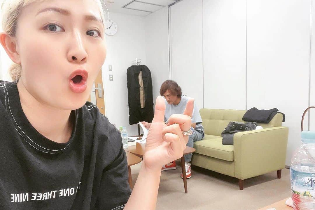 丸山桂里奈さんのインスタグラム写真 - (丸山桂里奈Instagram)「ラヴィット！終わりで大阪へ。 今日は二人で収録でした‼️‼️ だいぶ時間に余裕を持ちました🐥🙌🏼 とてつもなく、楽しい収録でしたー ‼️‼️‼️‼️‼️‼️‼️最高すぎぃ😛 新幹線ダッシュで間に合うあたり、アスリートが体に染み付いてますね(笑)  #大阪 #収録 #最高の１日になりました #今日は朝からラヴィットでしたが #最高に朝から素敵な時間を過ごして #終わりも素敵すぎる時間でした #幸せです #本日もありがとうございました #最高な１日に感謝です #いい意味で #インスタバエ」6月21日 20時40分 - karinamaruyama