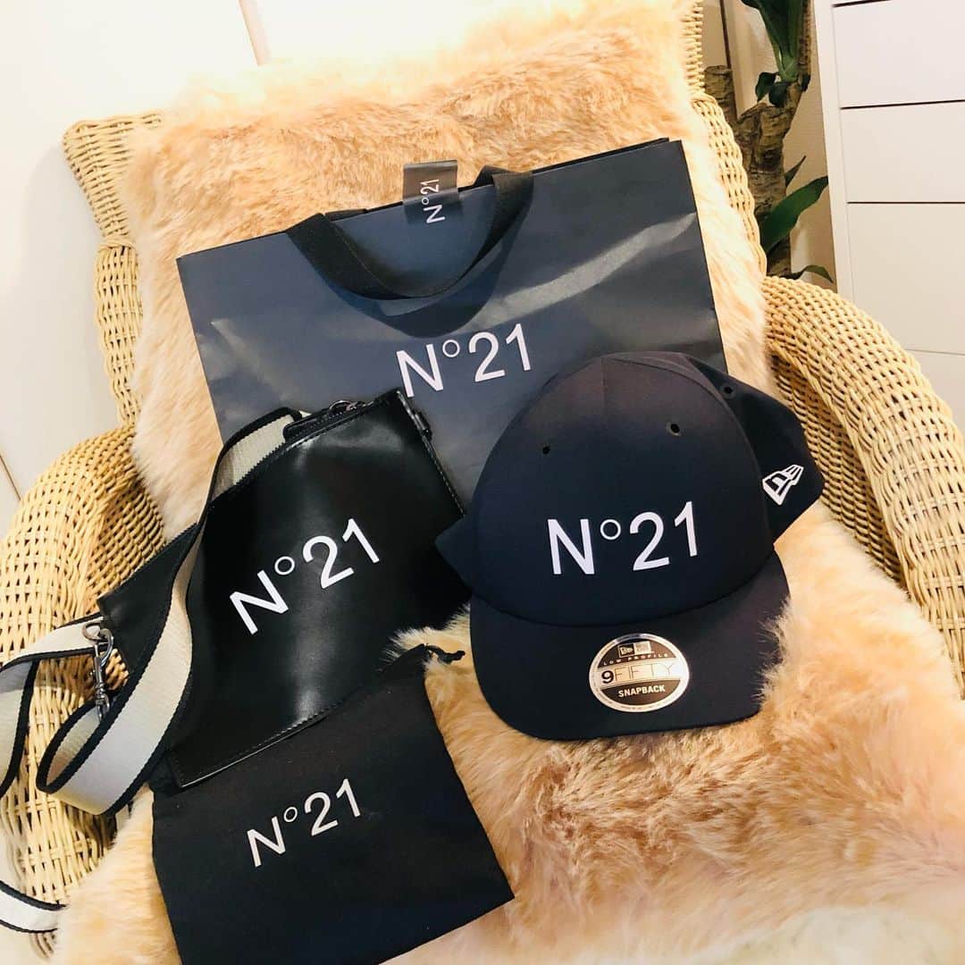 マイケル富岡のインスタグラム：「日本限定プロジェクト‼︎ 可愛すぎるヌメロヴェントューノcap♡いただきました♪ 幸せじゃぁ〜 #N21 #GarageVentuno #iza #マイケル富岡 #俳優 #タレント #撮影 #actor #actorslife #shooting #love #cap #family #家族 #ヌメロヴェントゥーノ #takiさんありがとう #感謝 #happy #newera #beautifulpresent #myN21 #素晴らしきブランド #N21xnewera #日本限定プロジェクト」