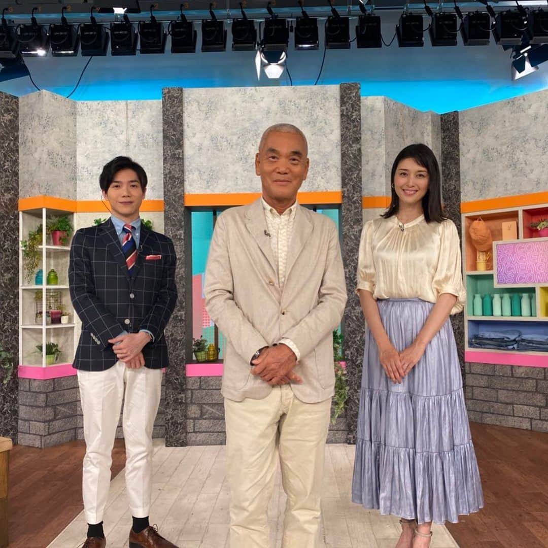 橋本マナミさんのインスタグラム写真 - (橋本マナミInstagram)「#NHK #BSコンシェルジュ たまにMCとして参加させていただきます😊❗️いろんなゲストの方が来られるのでお話聞くのがとても楽しみです。 明日のゲストは　#岩合光昭　さん。 夫婦でよく岩合光昭の世界のネコ歩きを観ていたのでお会いできて光栄でした😊 毎週火曜日11時05分からです。ぜひご覧ください！」6月21日 20時44分 - manami84808