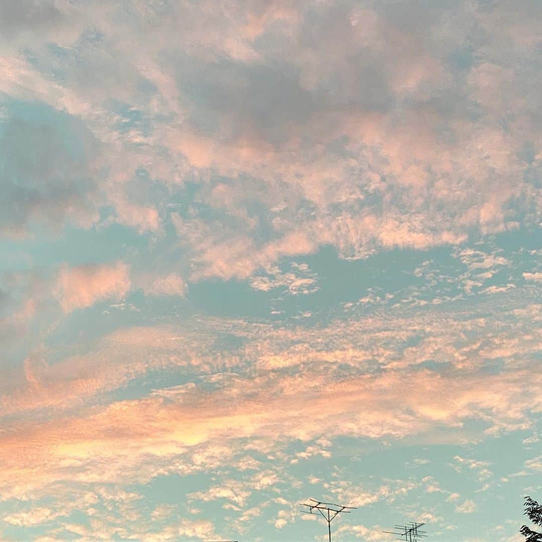 黒坂優香子さんのインスタグラム写真 - (黒坂優香子Instagram)「🤍  今日の空☁️  とっても綺麗で幸せだった☺︎ 今日はパワーを充電出来た日だったなぁ。 頑張らなきゃなぁ。  パワー！！！！！👼🏻🌷」6月21日 20時56分 - yukakokurosaka0606