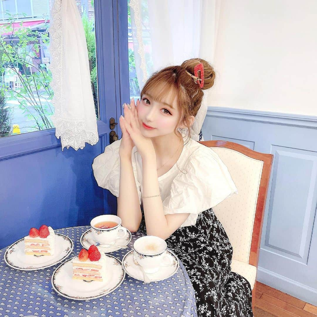 あやちゃんさんのインスタグラム写真 - (あやちゃんInstagram)「ぜーんぶブルーで可愛すぎるCafe見つけたの💙☁️ ショートケーキが有名なお店🍰😊 青色担当さんオススメCafeだよꔛ♥ 今月のネイルはブルーのマグネットネイルにしたー🤍 んーキラキラで可愛い🥺🥺 @biancaikebukuro  駅近でおすすめ🙏✨ #フレンチパウンドハウス  #frenchpoundhouse  #巣鴨カフェ #巣鴨グルメ #巣鴨ランチ #東京カフェ #池袋カフェ #ショートケーキ #ブルーネイル #マグネットネイル #水色ネイル #池袋ネイルサロン #カフェ巡り #お団子ヘア #推し事 #アクスタ #アクスタのある生活 #すの担さんと繋がりたい #キラキラネイル #ストーンネイル #韓国ネイル」6月21日 20時52分 - aya.you.love.r