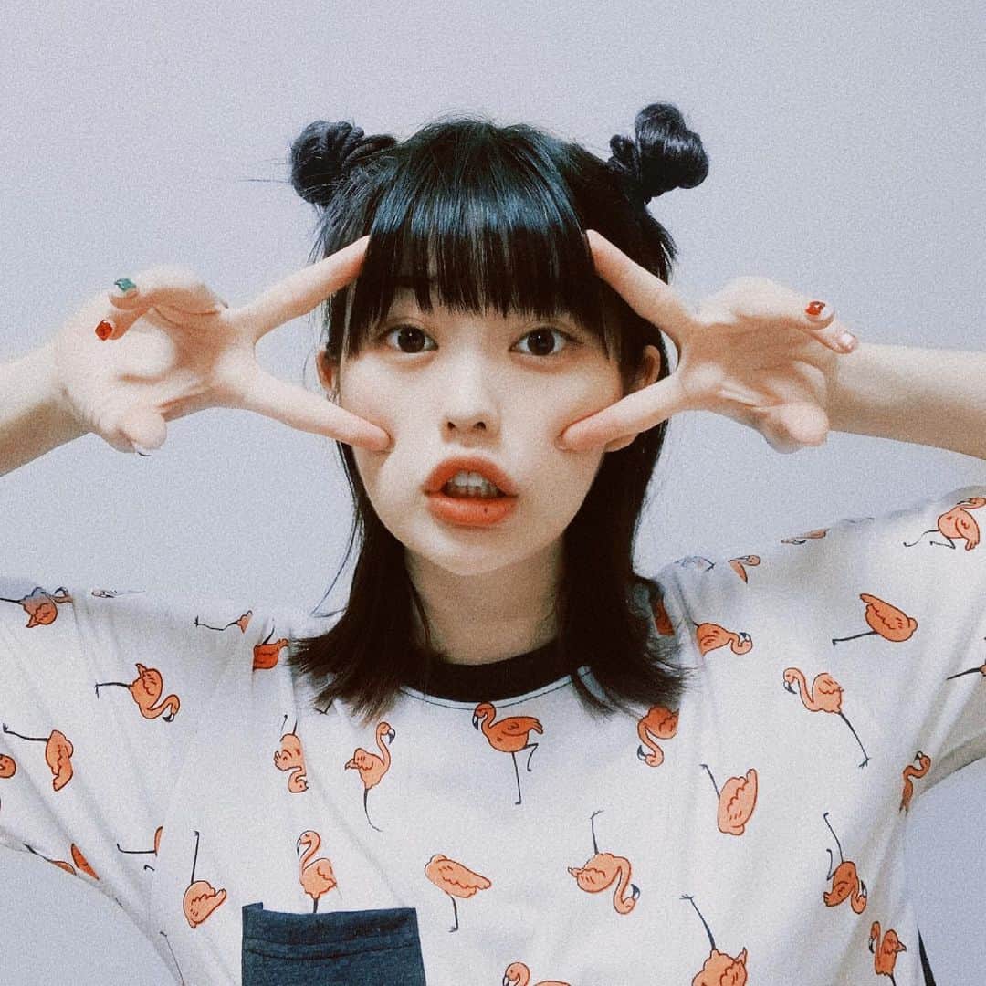 冨手麻妙さんのインスタグラム写真 - (冨手麻妙Instagram)「みんなー！いよいよ明日は『全然監督シーズン2』ワールドプレミアイベントだよ〜！！！🎥💖  Netflix JAPANの公式YouTubeにて、17時20分頃〜18時30分、生配信されますので、是非皆様ご覧ください！！💖  明日のイベントに合わせてゴージャスなネイルしたんだけど、なんか全然上手く撮れなかったので、明日また改めてアップします💅💖🦩  On 6/22(Tue) 5:20pm-6:30pm (JST), the Naked Director Season 2 world premiere event will be live streamed on Netflix Japan’s YouTube. Get a sneak peek at the latest season of the Naked Director before its official release on June 24th!💖🎥  #全裸監督 #thenakeddirector #ワールドプレミア #netflix #netflixoriginal #netflixjapan #ネトフリ #全裸監督シーズン2 #村西とおる #ネイルデザイン #ネイル #ストーンネイル #お待たせしました」6月21日 20時54分 - amitomite