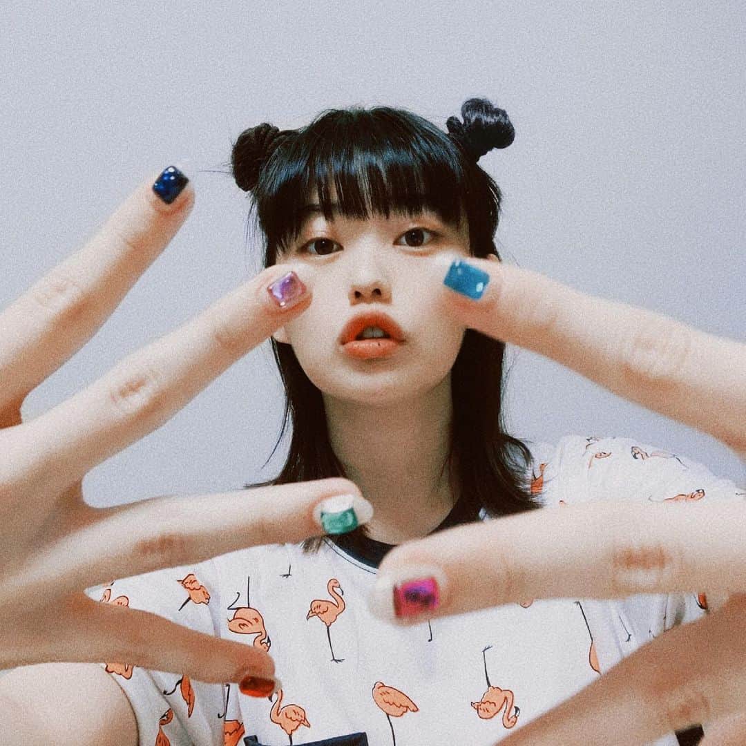 冨手麻妙さんのインスタグラム写真 - (冨手麻妙Instagram)「みんなー！いよいよ明日は『全然監督シーズン2』ワールドプレミアイベントだよ〜！！！🎥💖  Netflix JAPANの公式YouTubeにて、17時20分頃〜18時30分、生配信されますので、是非皆様ご覧ください！！💖  明日のイベントに合わせてゴージャスなネイルしたんだけど、なんか全然上手く撮れなかったので、明日また改めてアップします💅💖🦩  On 6/22(Tue) 5:20pm-6:30pm (JST), the Naked Director Season 2 world premiere event will be live streamed on Netflix Japan’s YouTube. Get a sneak peek at the latest season of the Naked Director before its official release on June 24th!💖🎥  #全裸監督 #thenakeddirector #ワールドプレミア #netflix #netflixoriginal #netflixjapan #ネトフリ #全裸監督シーズン2 #村西とおる #ネイルデザイン #ネイル #ストーンネイル #お待たせしました」6月21日 20時54分 - amitomite