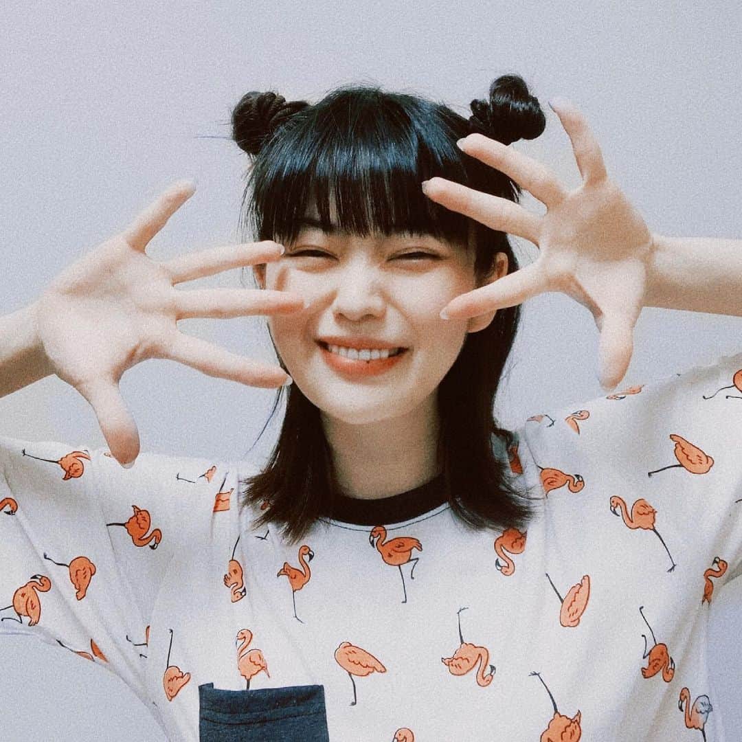 冨手麻妙さんのインスタグラム写真 - (冨手麻妙Instagram)「みんなー！いよいよ明日は『全然監督シーズン2』ワールドプレミアイベントだよ〜！！！🎥💖  Netflix JAPANの公式YouTubeにて、17時20分頃〜18時30分、生配信されますので、是非皆様ご覧ください！！💖  明日のイベントに合わせてゴージャスなネイルしたんだけど、なんか全然上手く撮れなかったので、明日また改めてアップします💅💖🦩  On 6/22(Tue) 5:20pm-6:30pm (JST), the Naked Director Season 2 world premiere event will be live streamed on Netflix Japan’s YouTube. Get a sneak peek at the latest season of the Naked Director before its official release on June 24th!💖🎥  #全裸監督 #thenakeddirector #ワールドプレミア #netflix #netflixoriginal #netflixjapan #ネトフリ #全裸監督シーズン2 #村西とおる #ネイルデザイン #ネイル #ストーンネイル #お待たせしました」6月21日 20時54分 - amitomite
